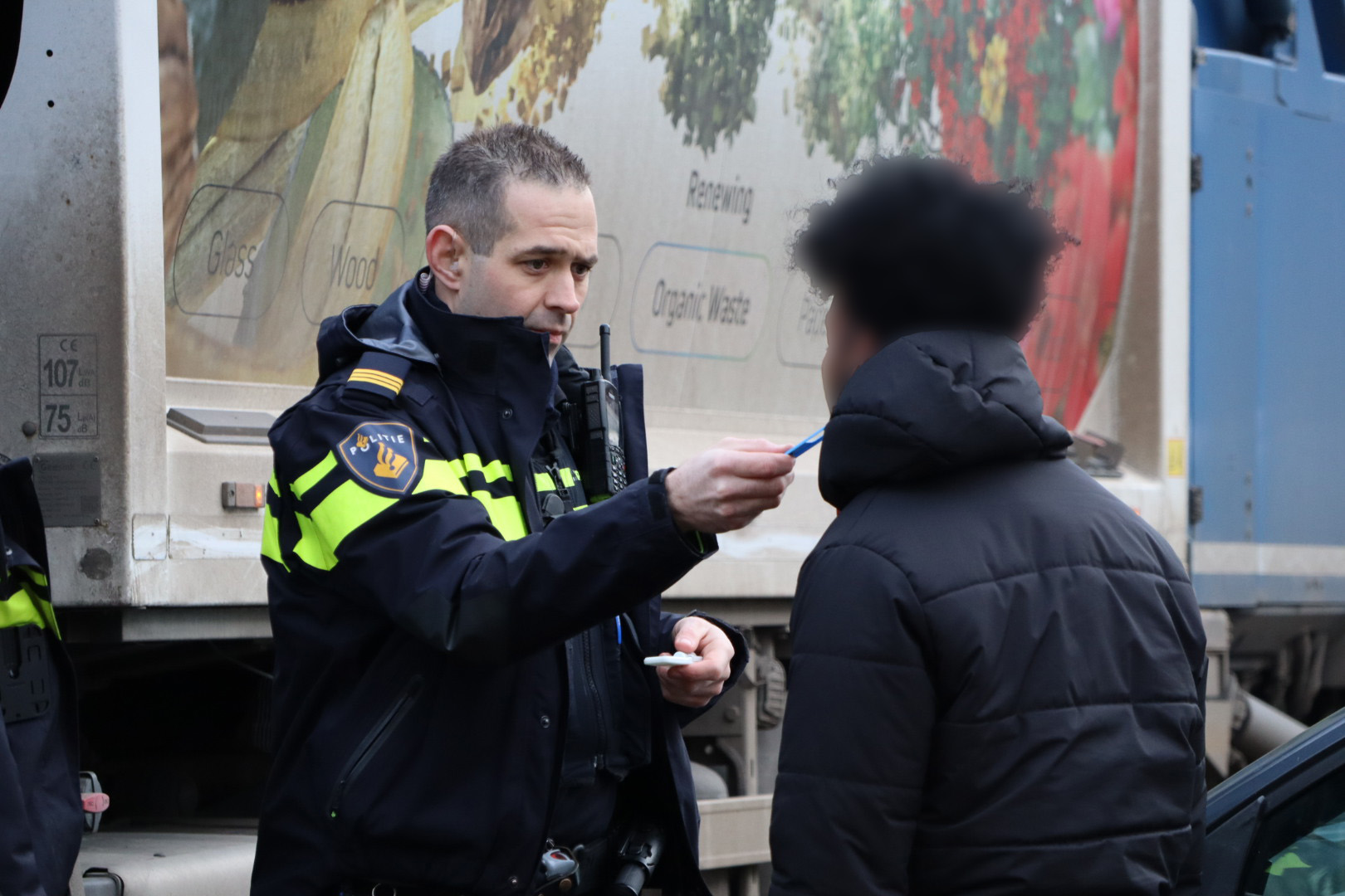 Automobilist zonder rijbewijs botst tegen vuilniswagen