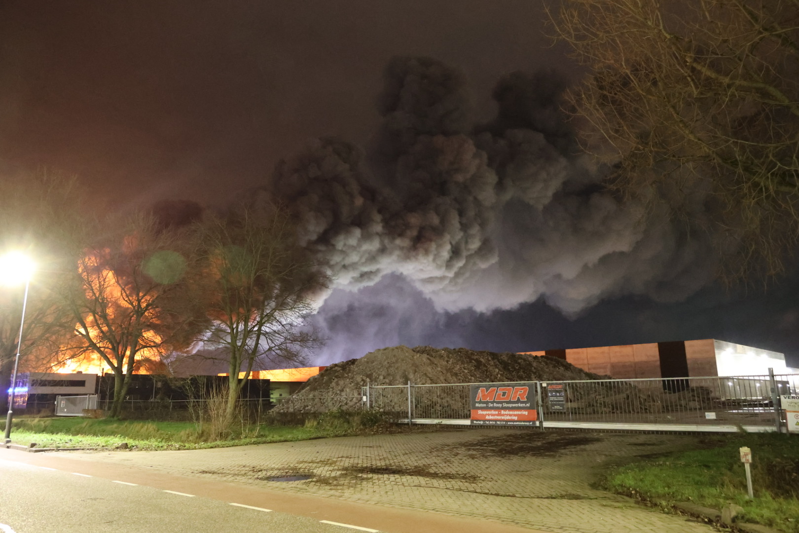 Zeer grote brand op industrieterrein