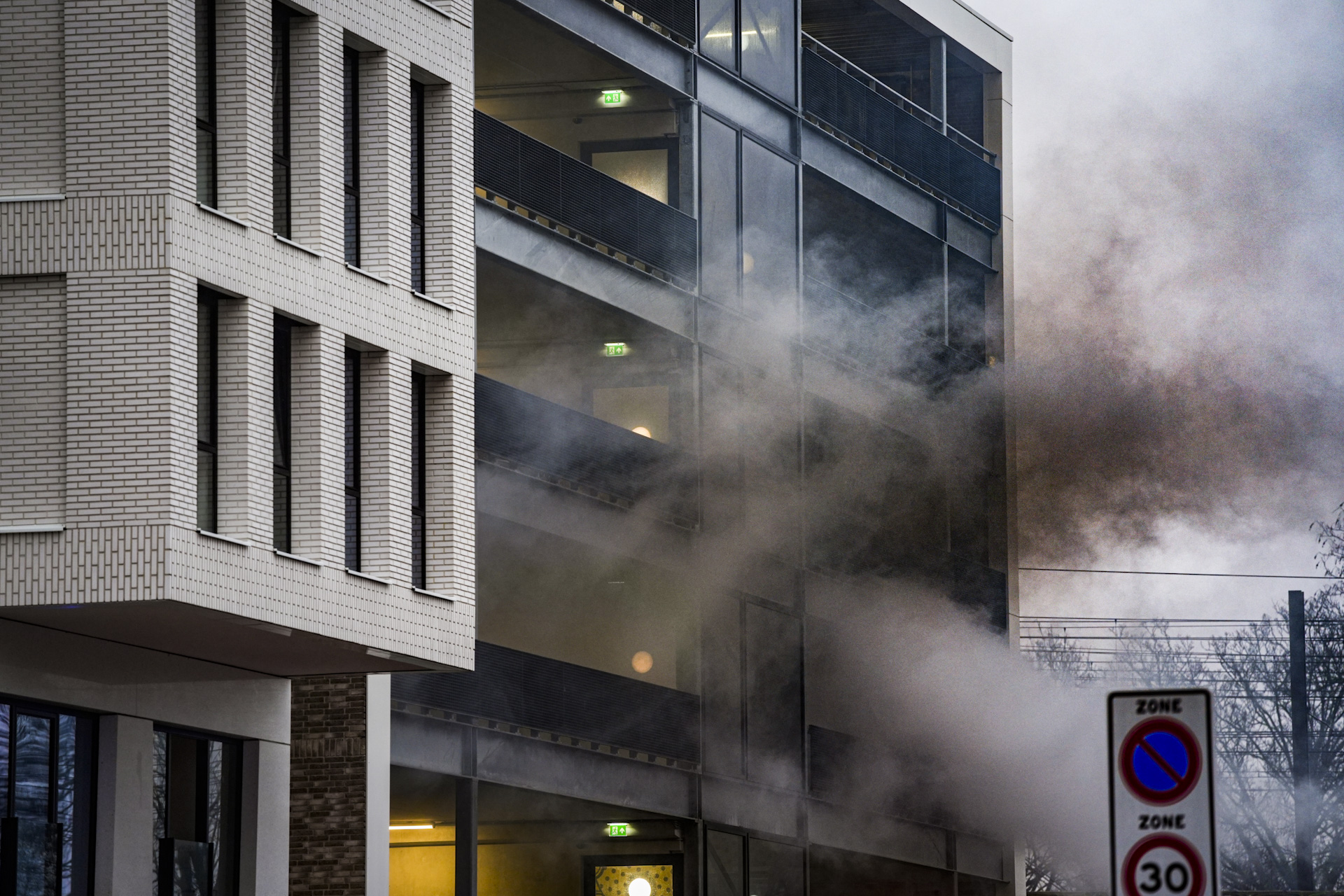 Autobrand in Eindhovense garage zorgt voor veel rookontwikkeling