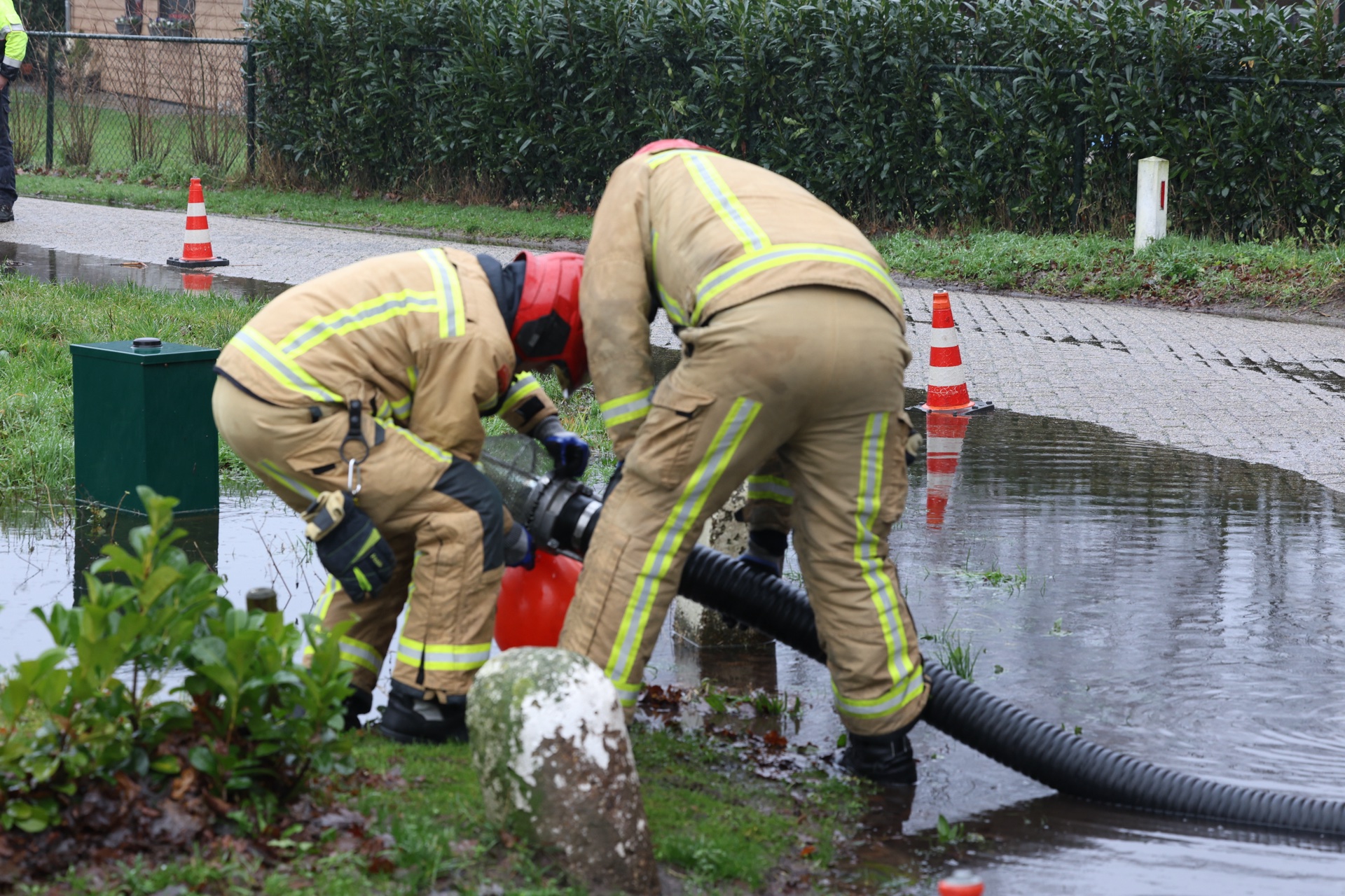 Brandweer pompt water weg bij rokend elektriciteitskastje