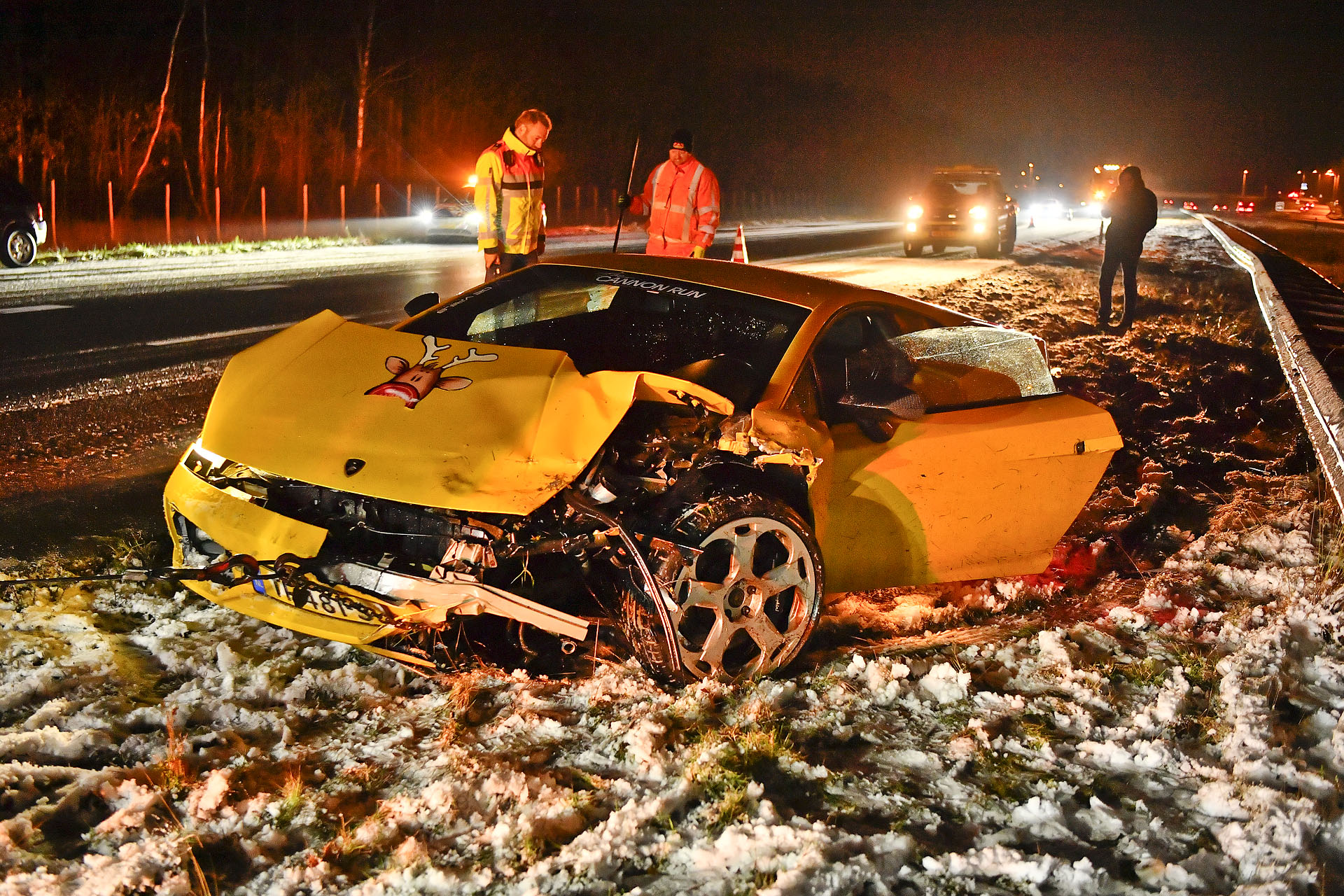 Lamborghini Gallardo crasht op snelweg tegen vangrail