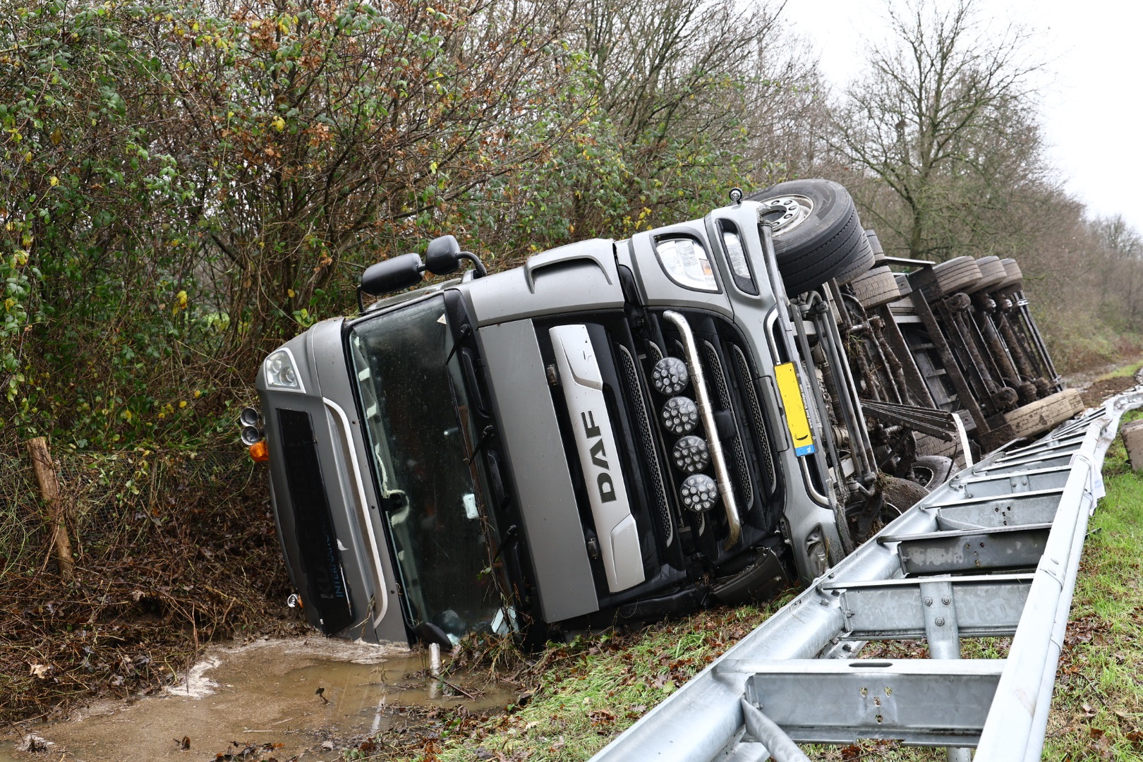 Vrachtwagen raakt van de weg en kantelt in greppel