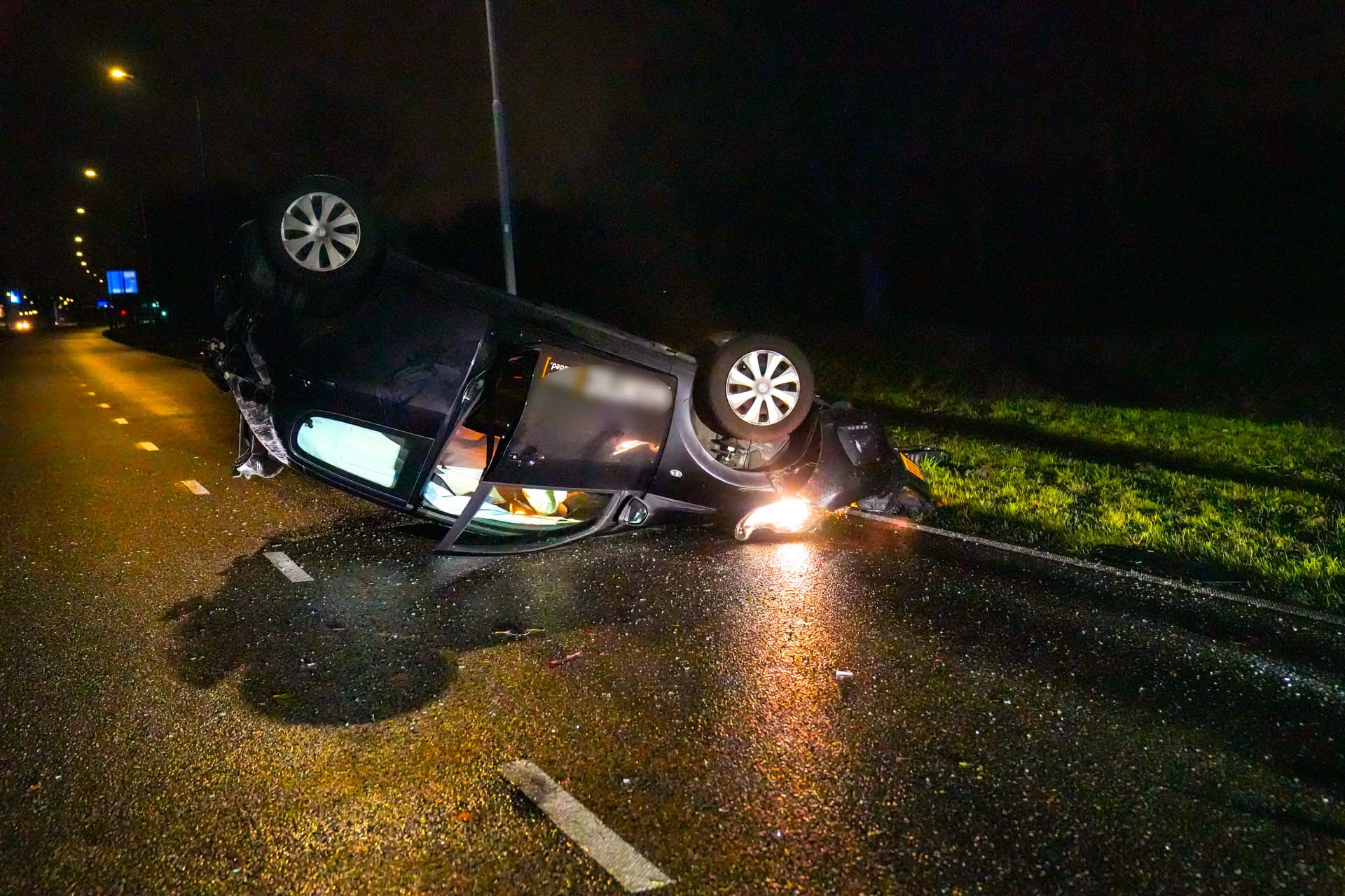 Auto belandt op z’n dak na eenzijdig ongeval