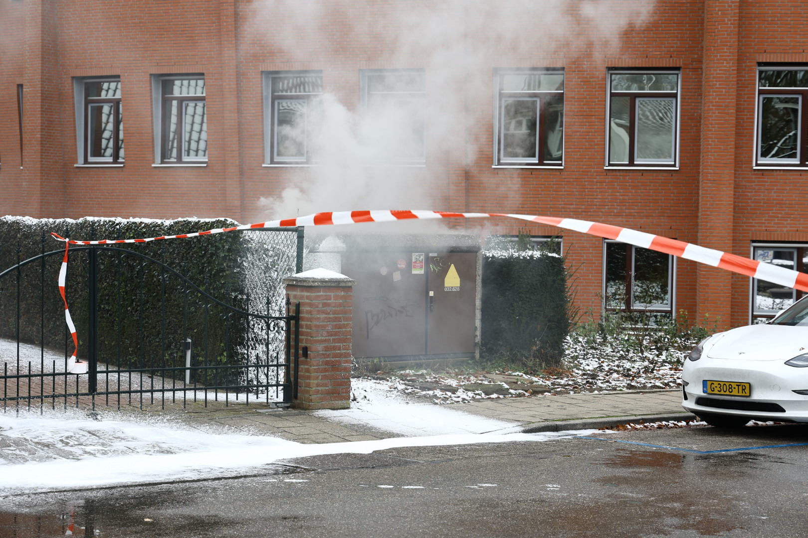 Gemeentehuis en woningen zonder stroom na brand in stroomhuis