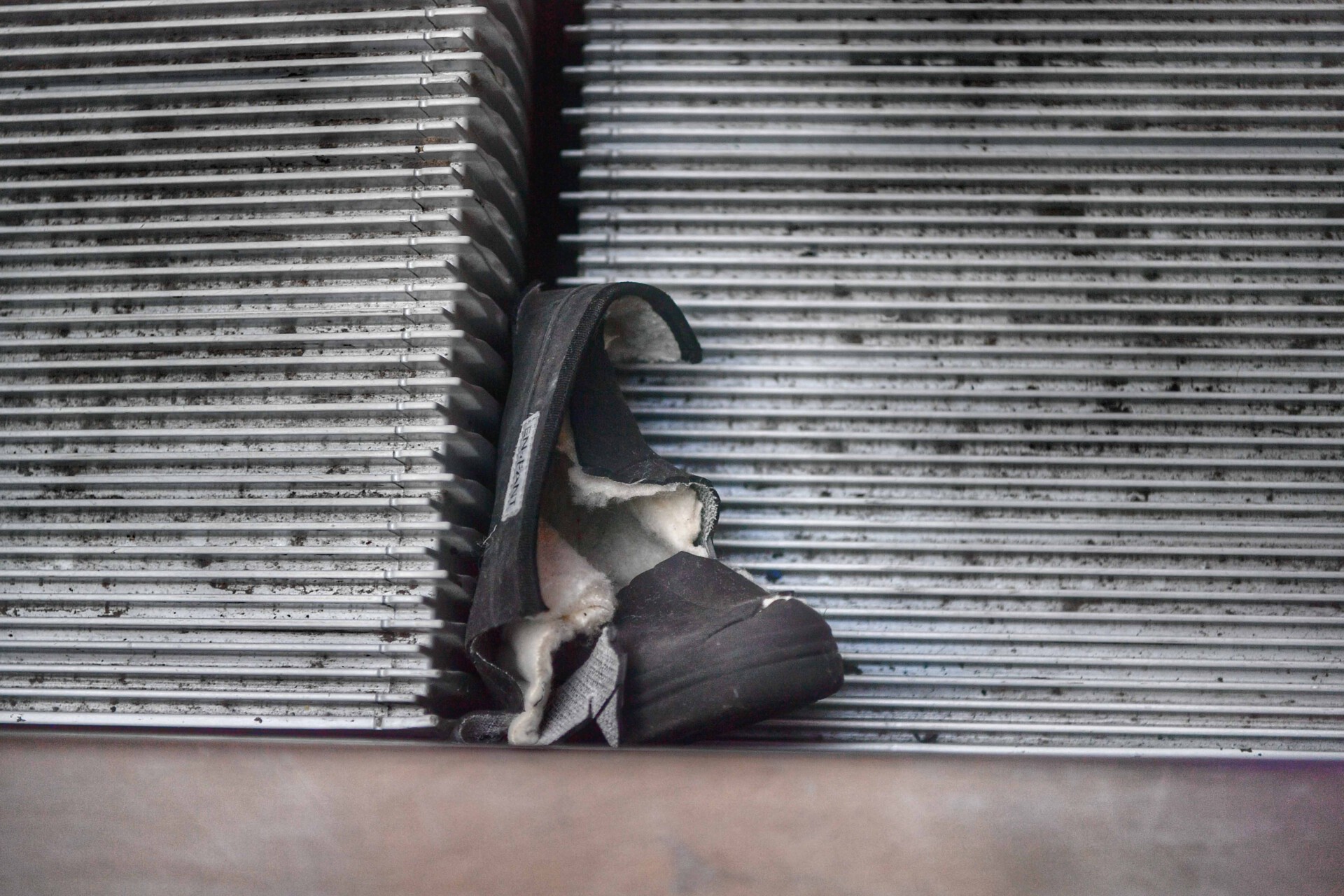 Kind met voet bekneld tussen roltrap