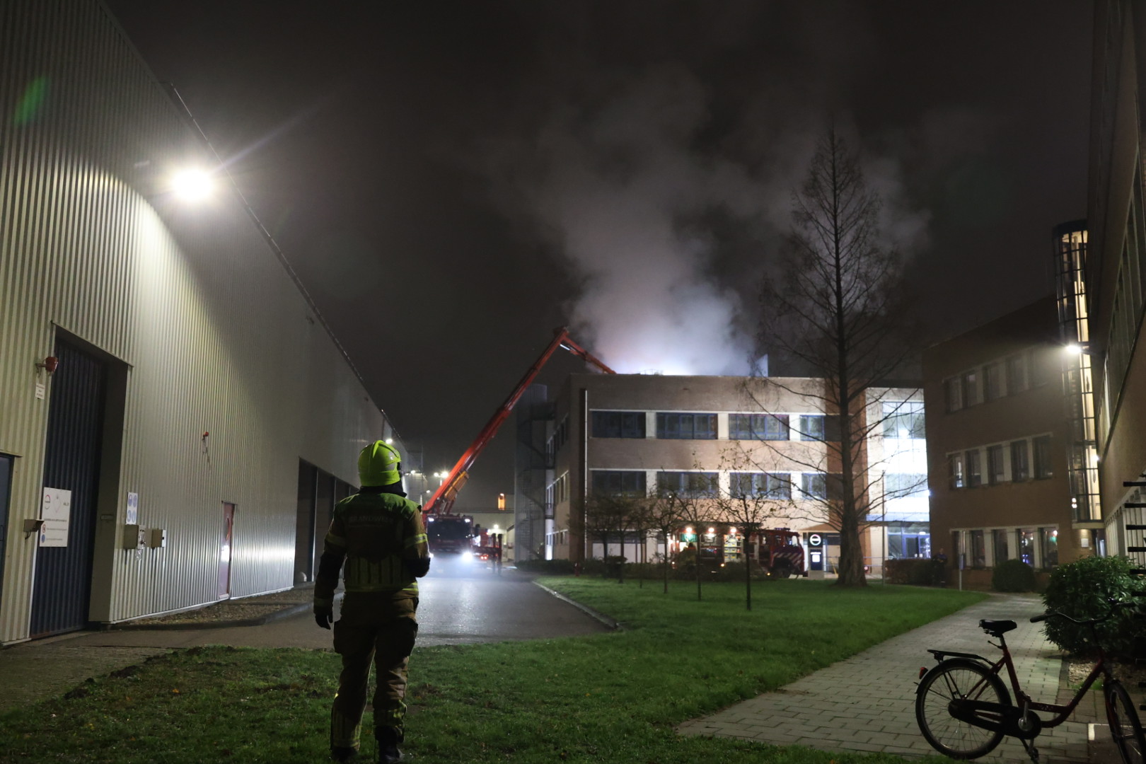 Veel rook door brand in groot kantoorpand