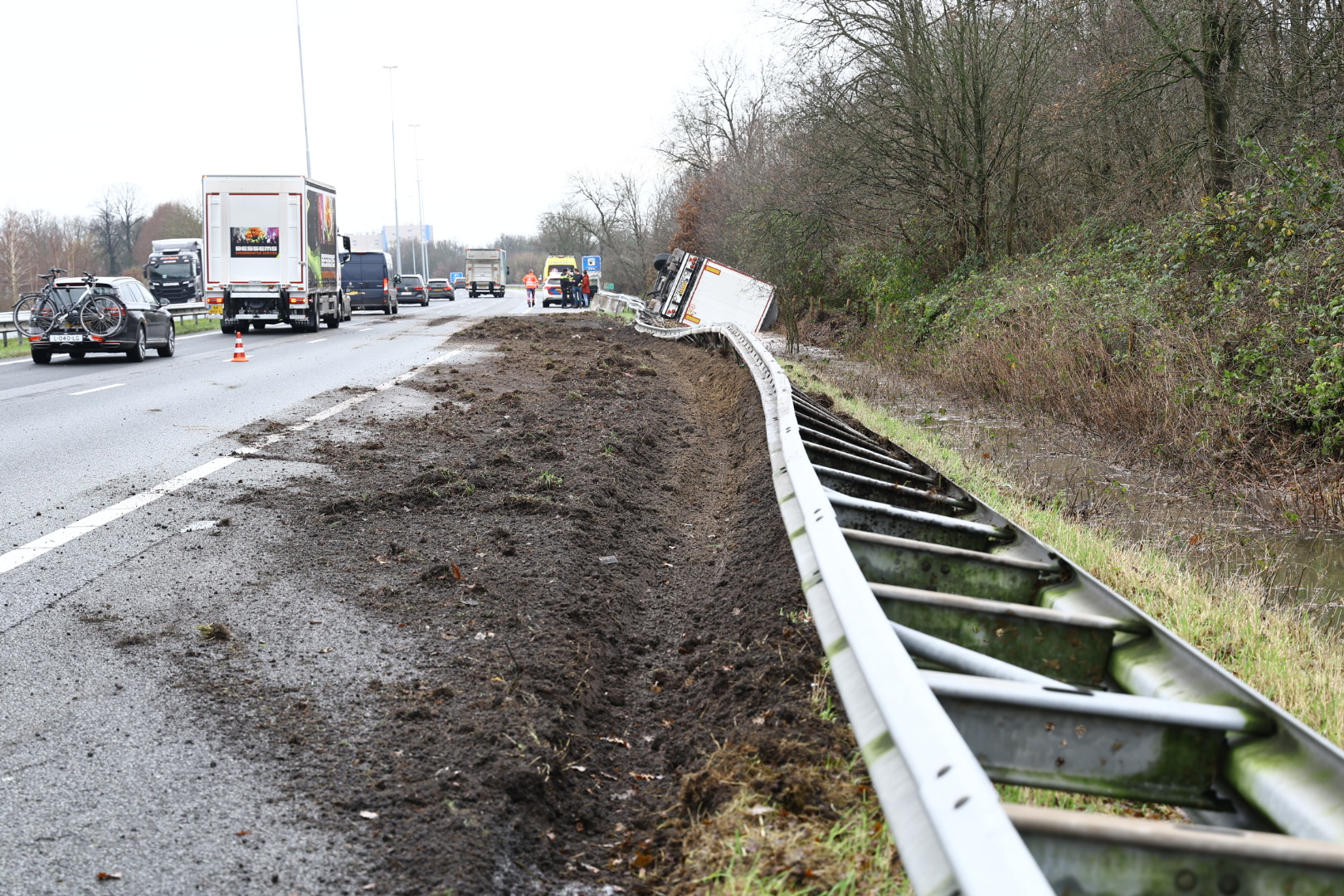 Vrachtwagen Raakt Van De Weg En Kantelt In Greppel - 112Brabant