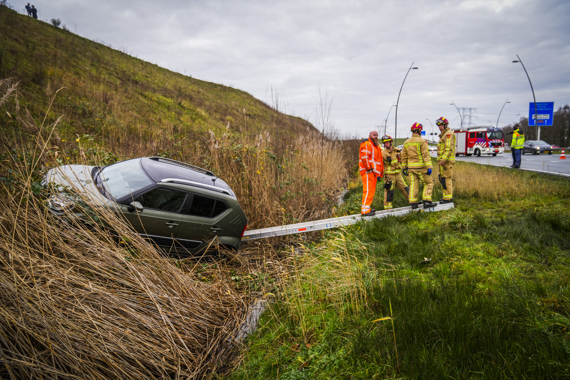 Auto slingert over A50 en eindigt in de sloot