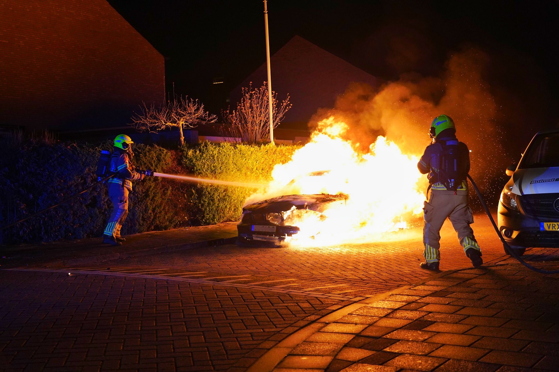 Geparkeerde auto door brand verwoest, mogelijk brandstichting
