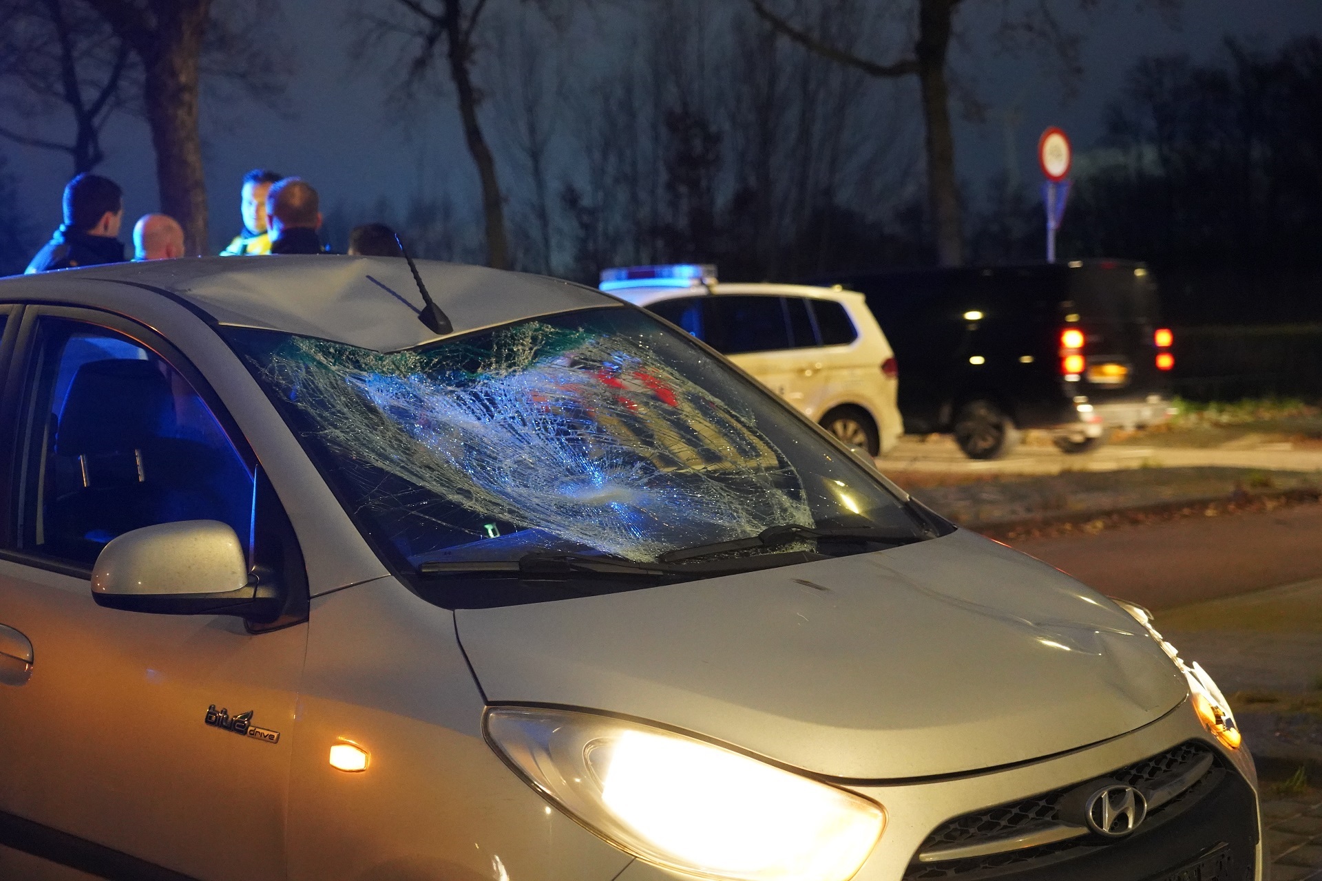 Fietser geschept door auto, zwaargewond naar ziekenhuis