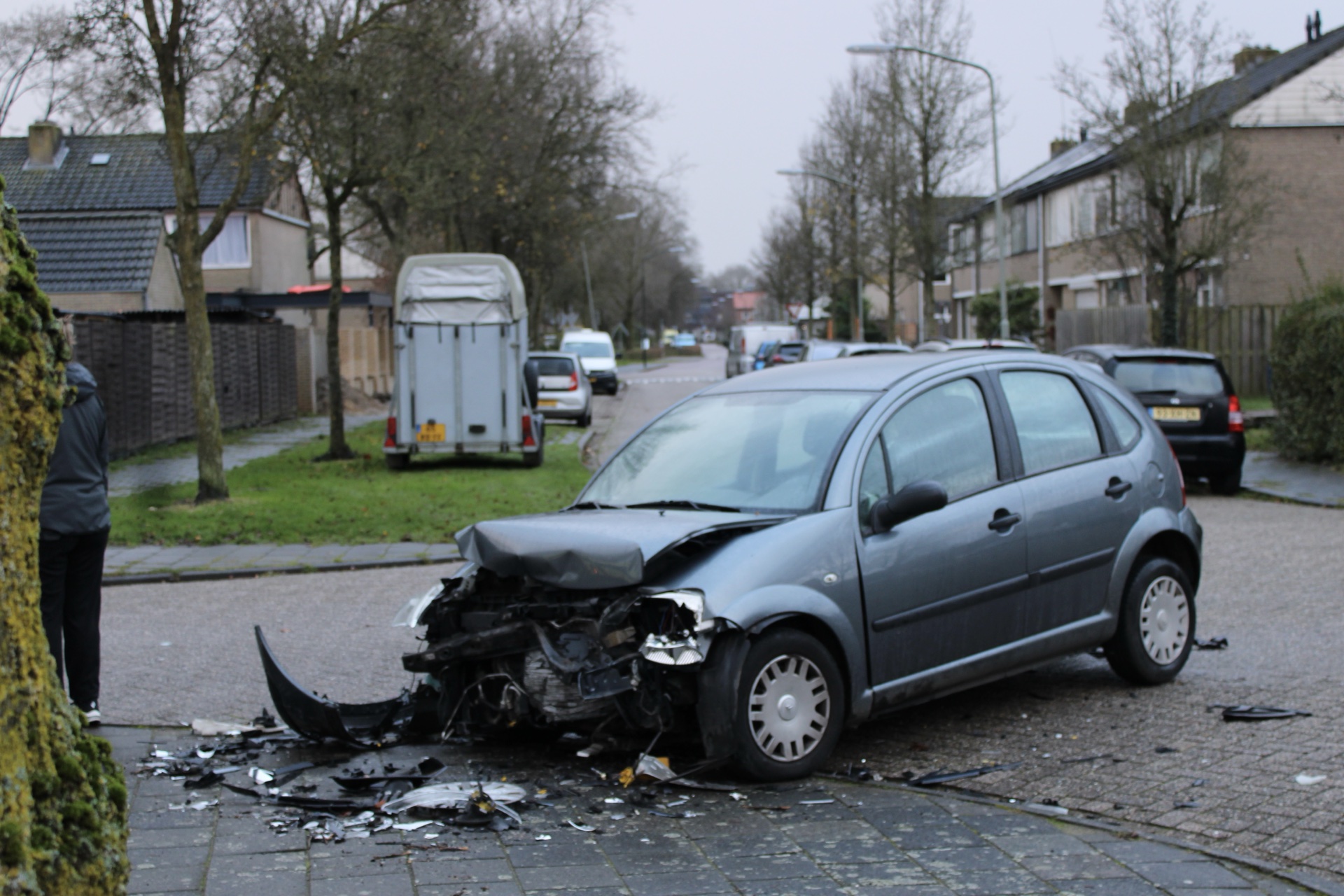 Veel schade na botsing tussen twee auto’s