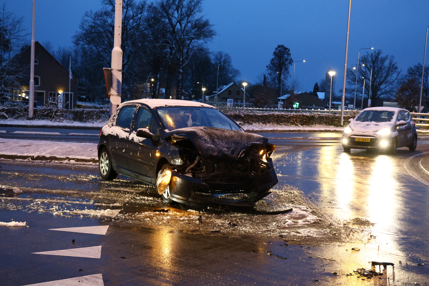 Auto botst tegen vrachtwagen door glad wegdek