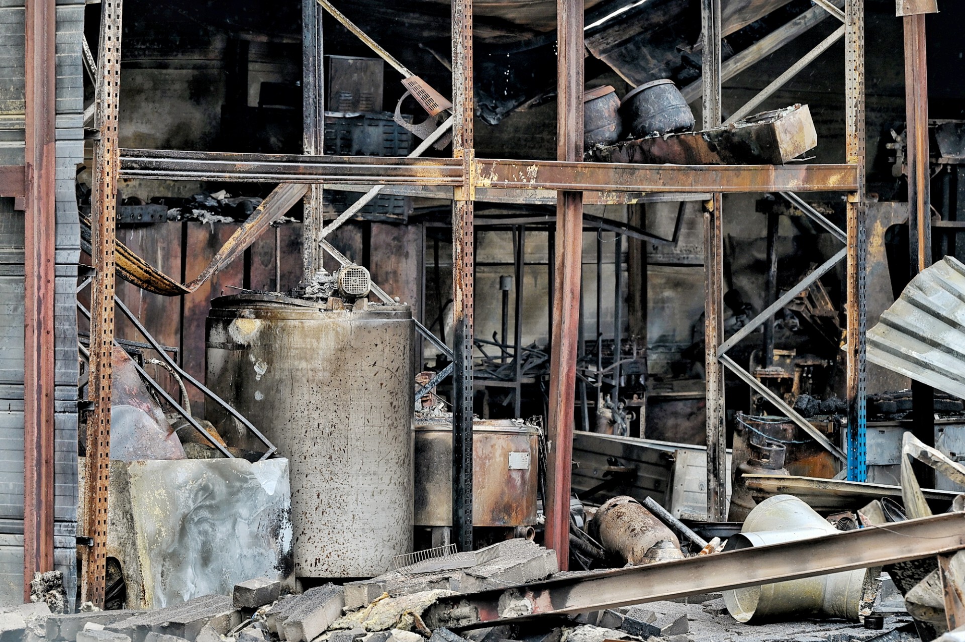 Groot drugslab ontdekt in puin van afgebrande ijsfabriek