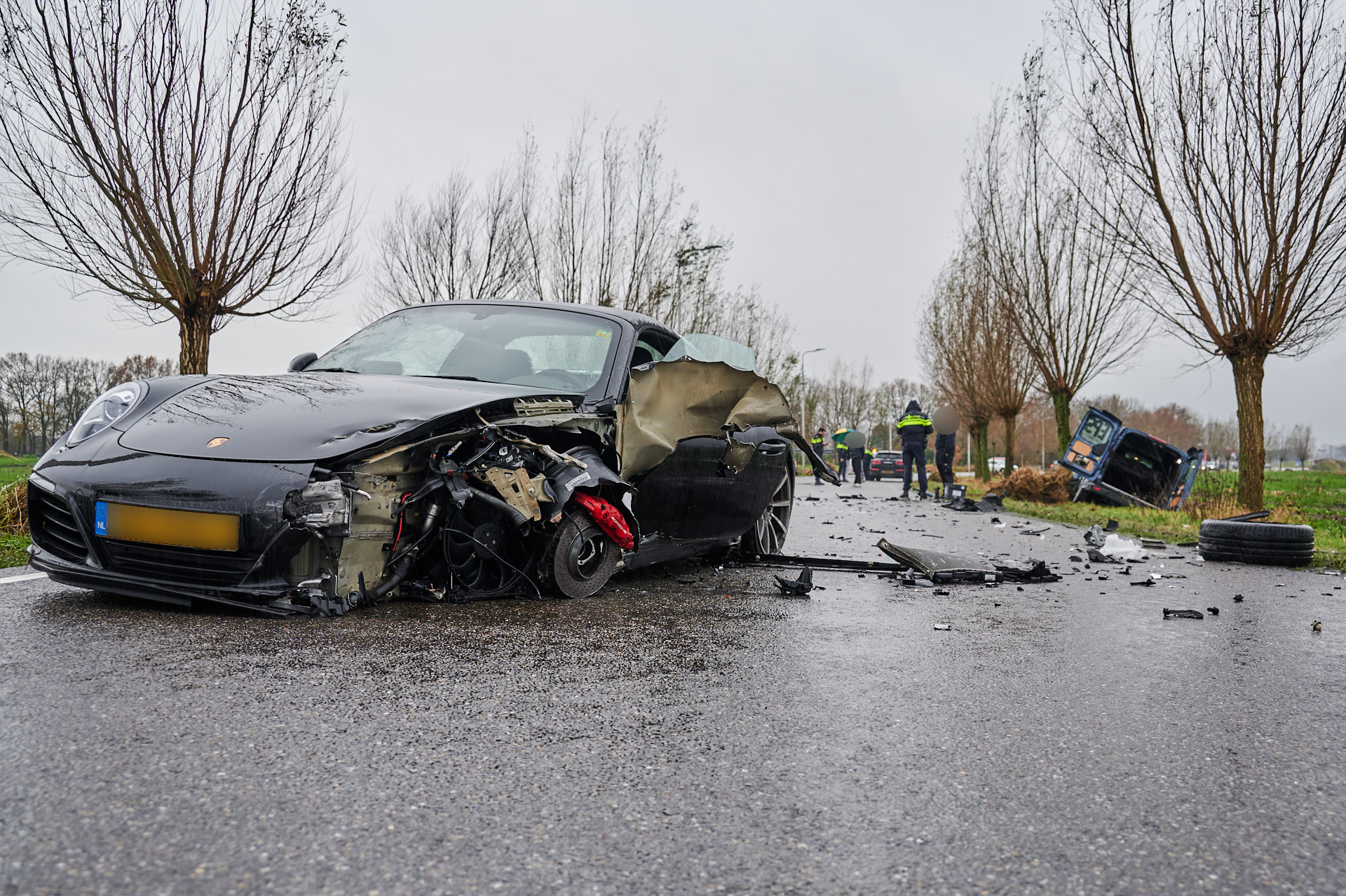 Porsche zwaar beschadigd na botsing met drie auto’s
