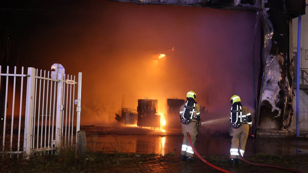 NL-Alert voor grote brand in Boxtel, vuurwerkresten ontdekt tijdens bluswerkzaamheden
