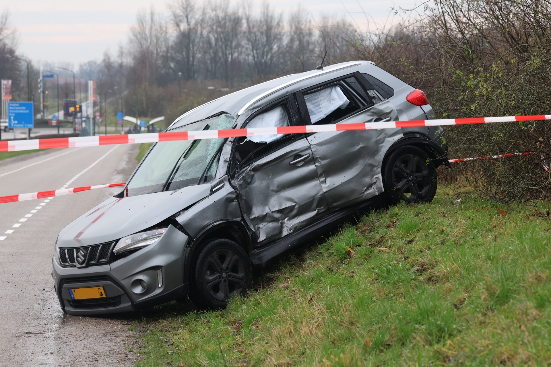 Vrachtwagen ramt auto met gezin, meerdere gewonden