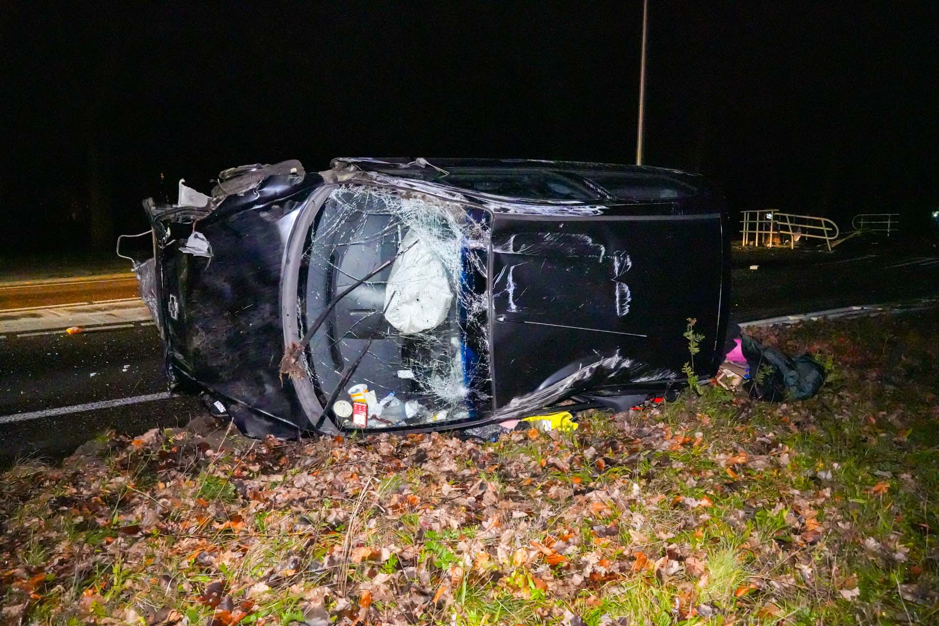 Automobiliste zorgt voor ravage, gewond naar ziekenhuis