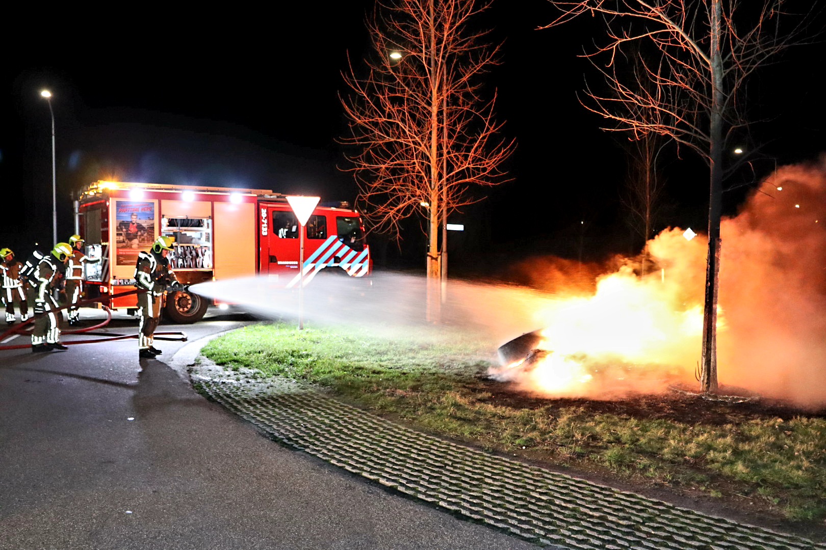Op meerdere plaatsen stapels autobanden in brand gestoken
