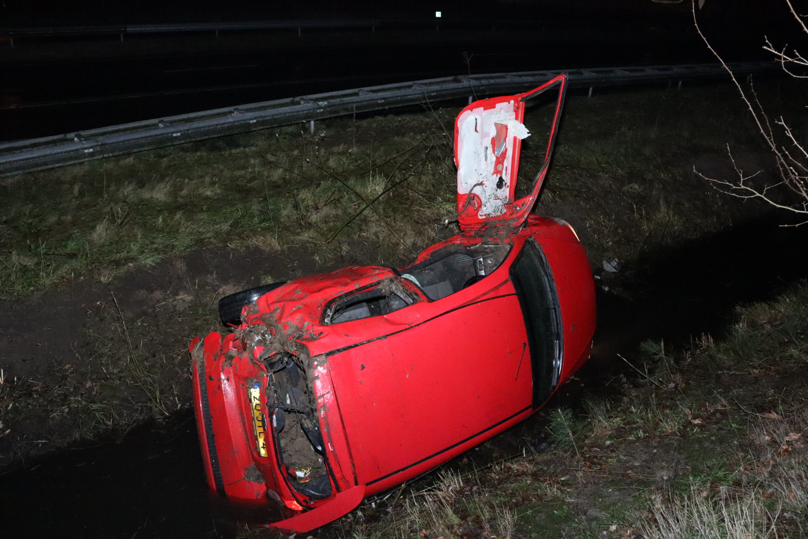 Auto belandt in sloot, automobilist zwaargewond