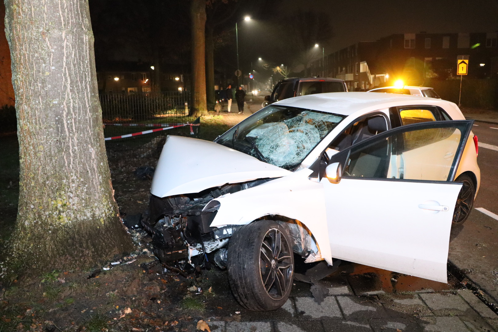 Automobilist botst tegen boom en vlucht te voet