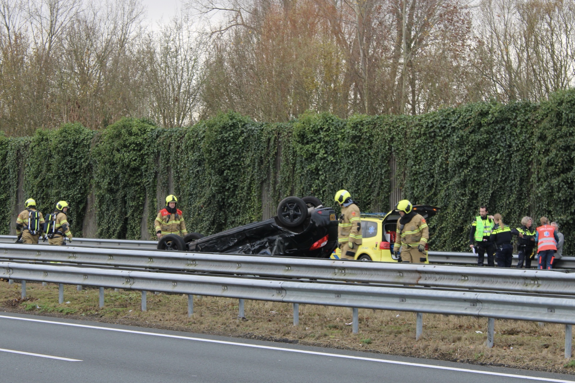 Auto belandt op zijn kop na aanrijding op snelweg