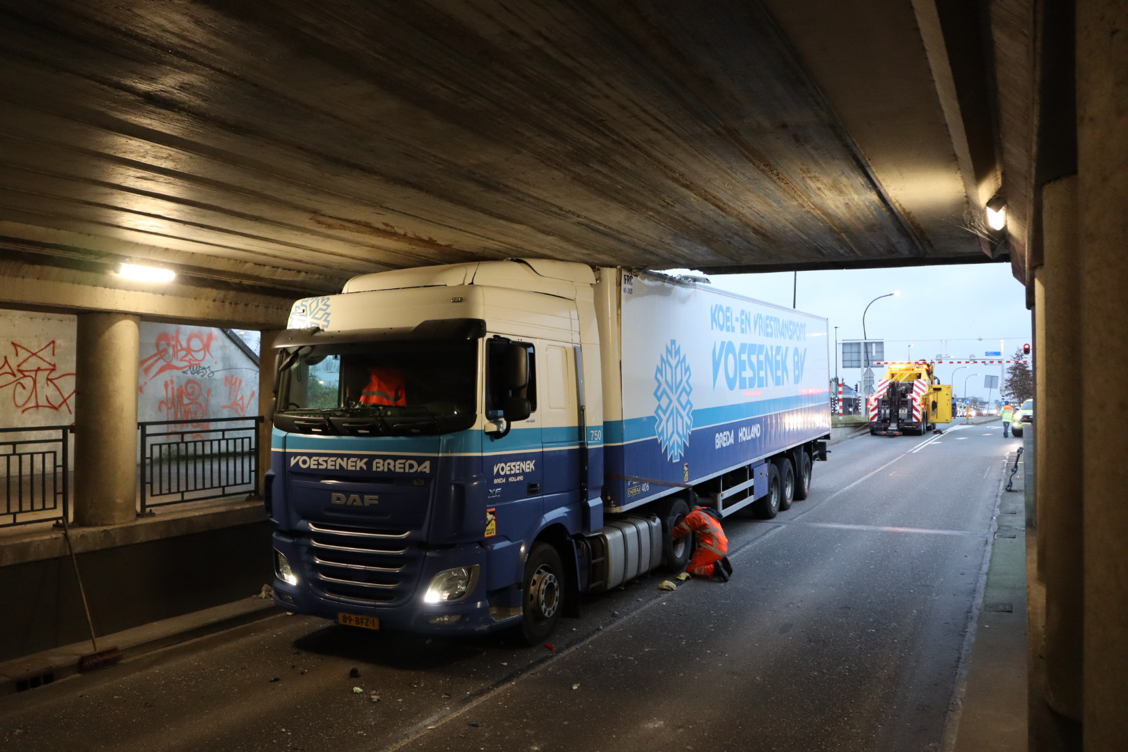 Opnieuw vrachtwagen klem onder viaduct