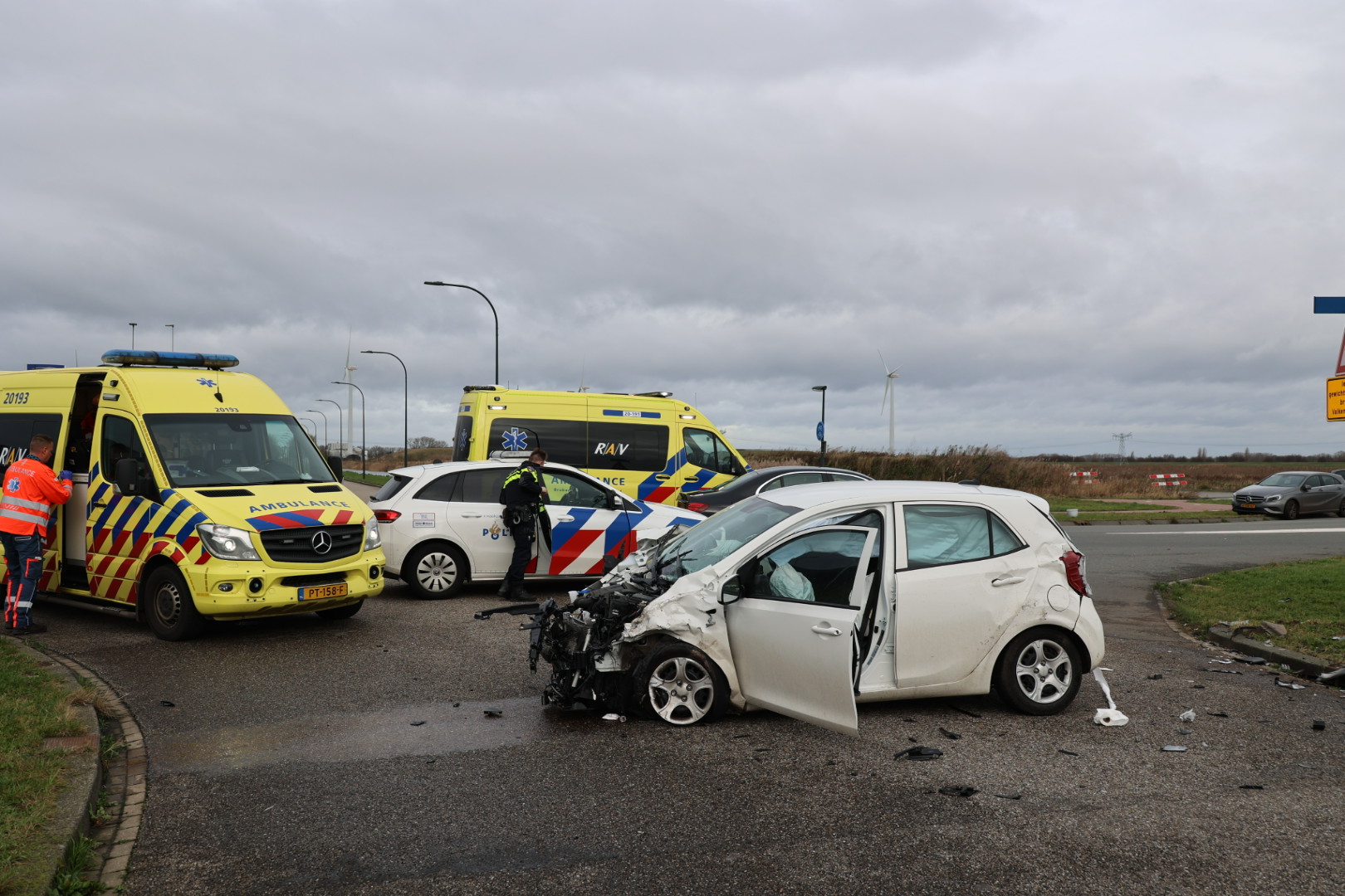 Twee gewonden na ongeval, auto belandt in water
