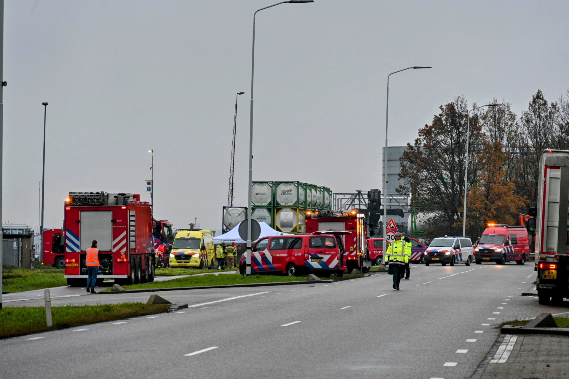 Meerdere mensen onwel bij bedrijf, trauma helikopter geland