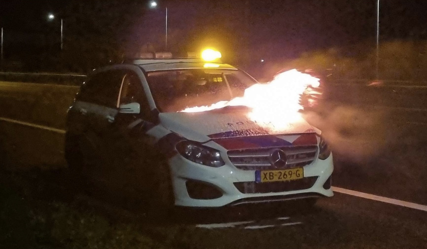 Politieauto vliegt in brand onderweg naar melding
