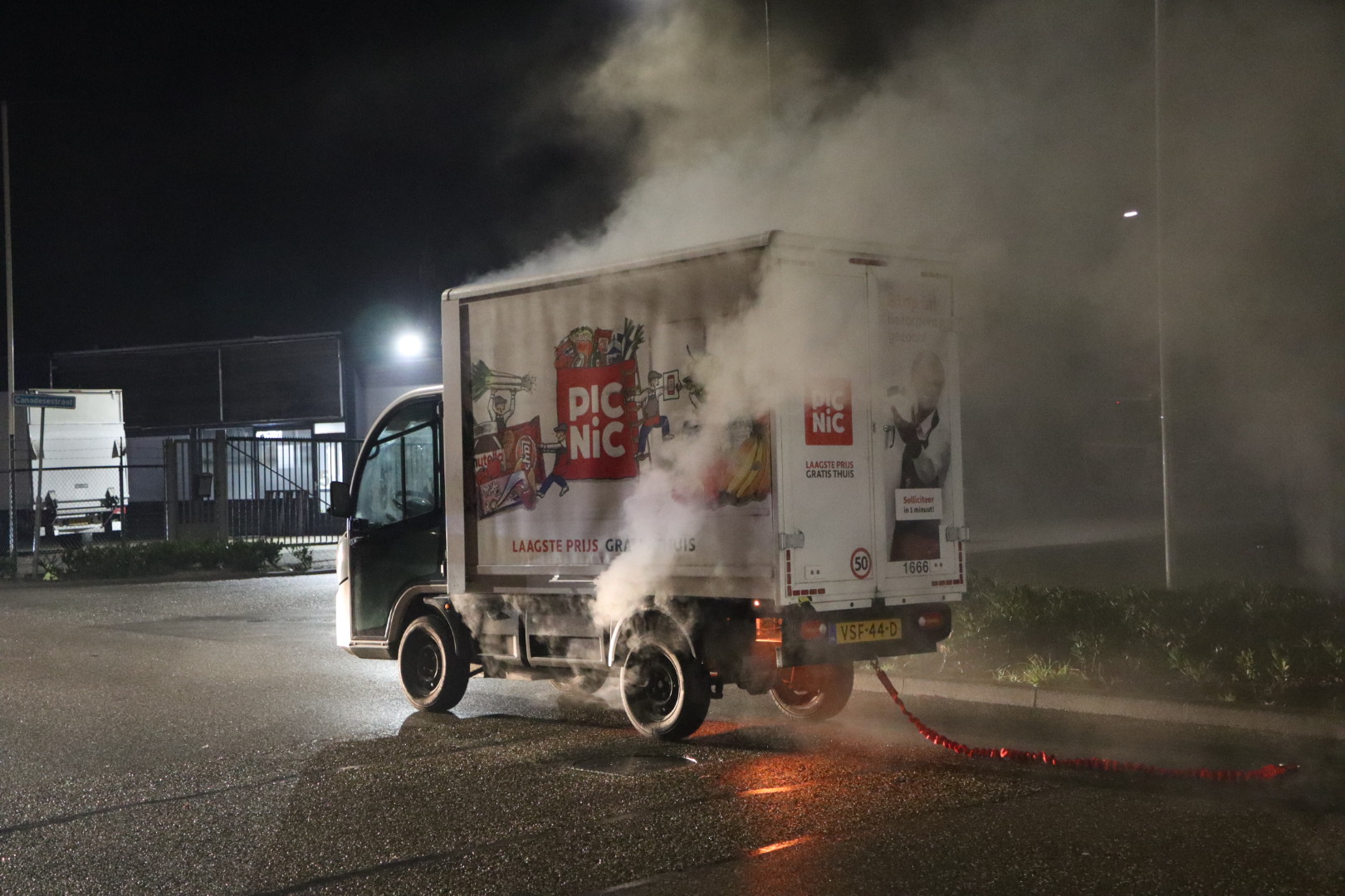 Bezorgauto vliegt in brand tijdens slepen collega