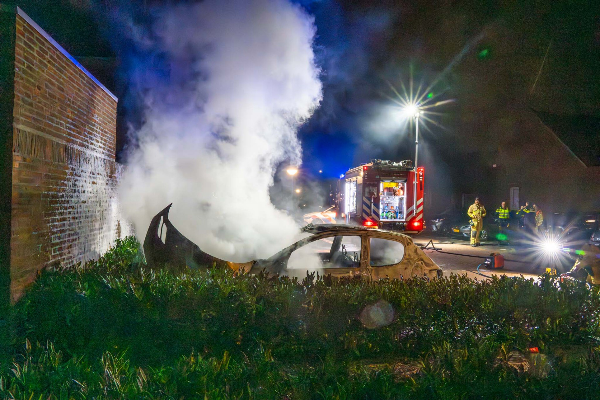 Geparkeerde auto door brand verwoest, politie onderzoekt brandstichting