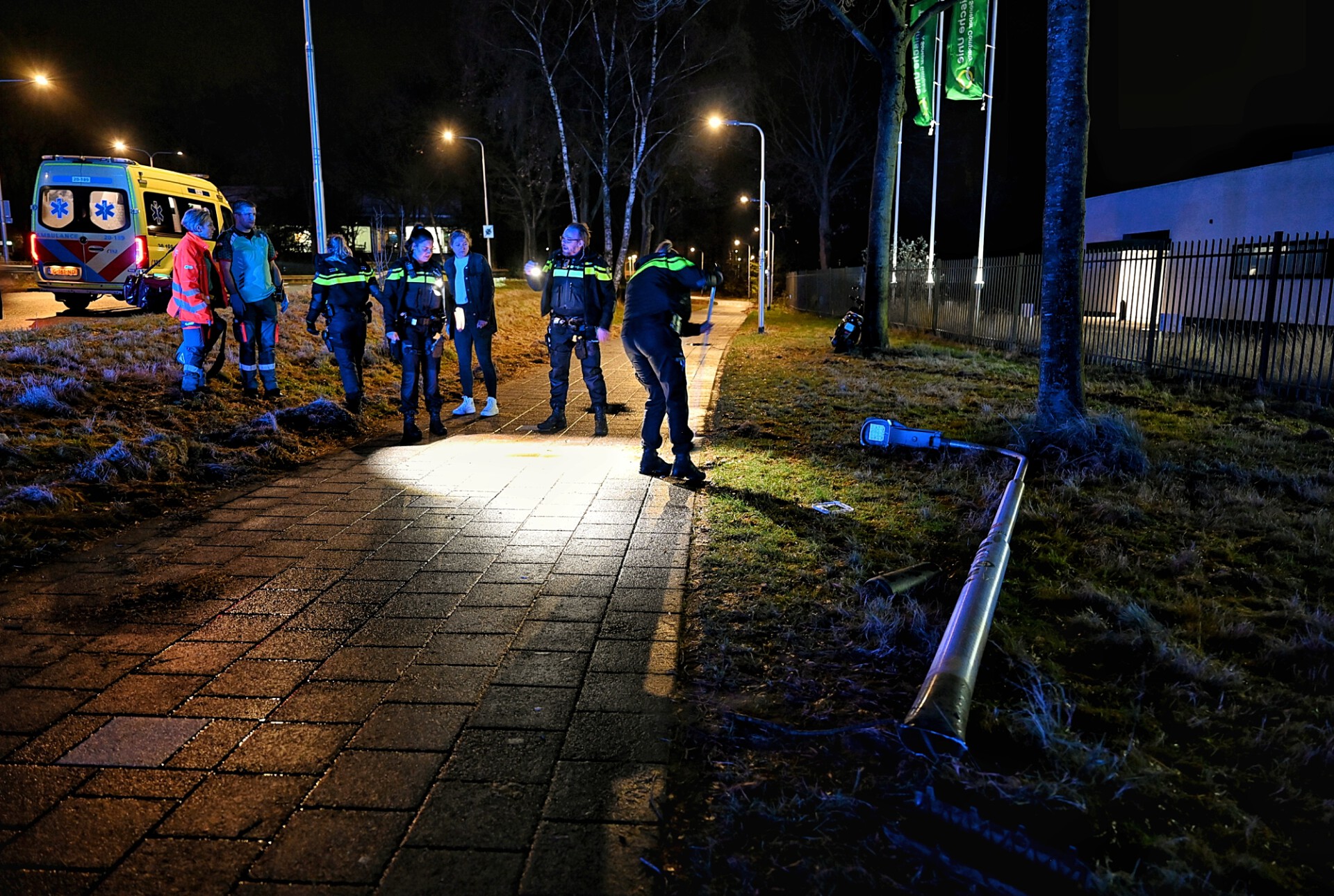 Scooterrijder botst tegen lantaarnpaal, gewond naar ziekenhuis