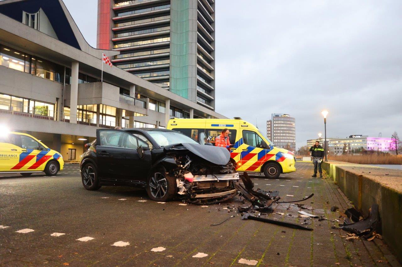 Automobiliste raakt onwel en botst tegen betonnen rand