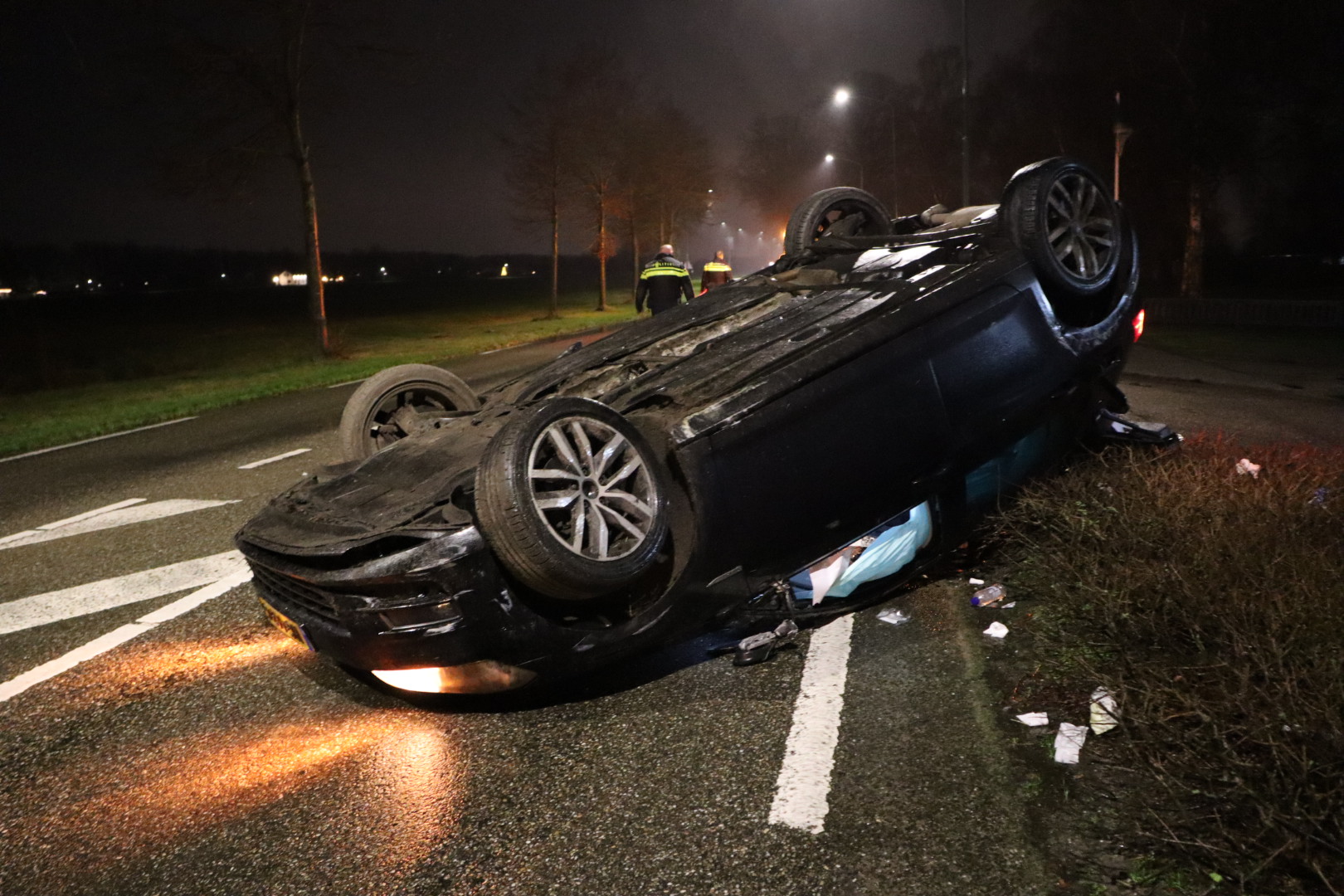 Auto belandt op z’n kop na eenzijdig ongeval