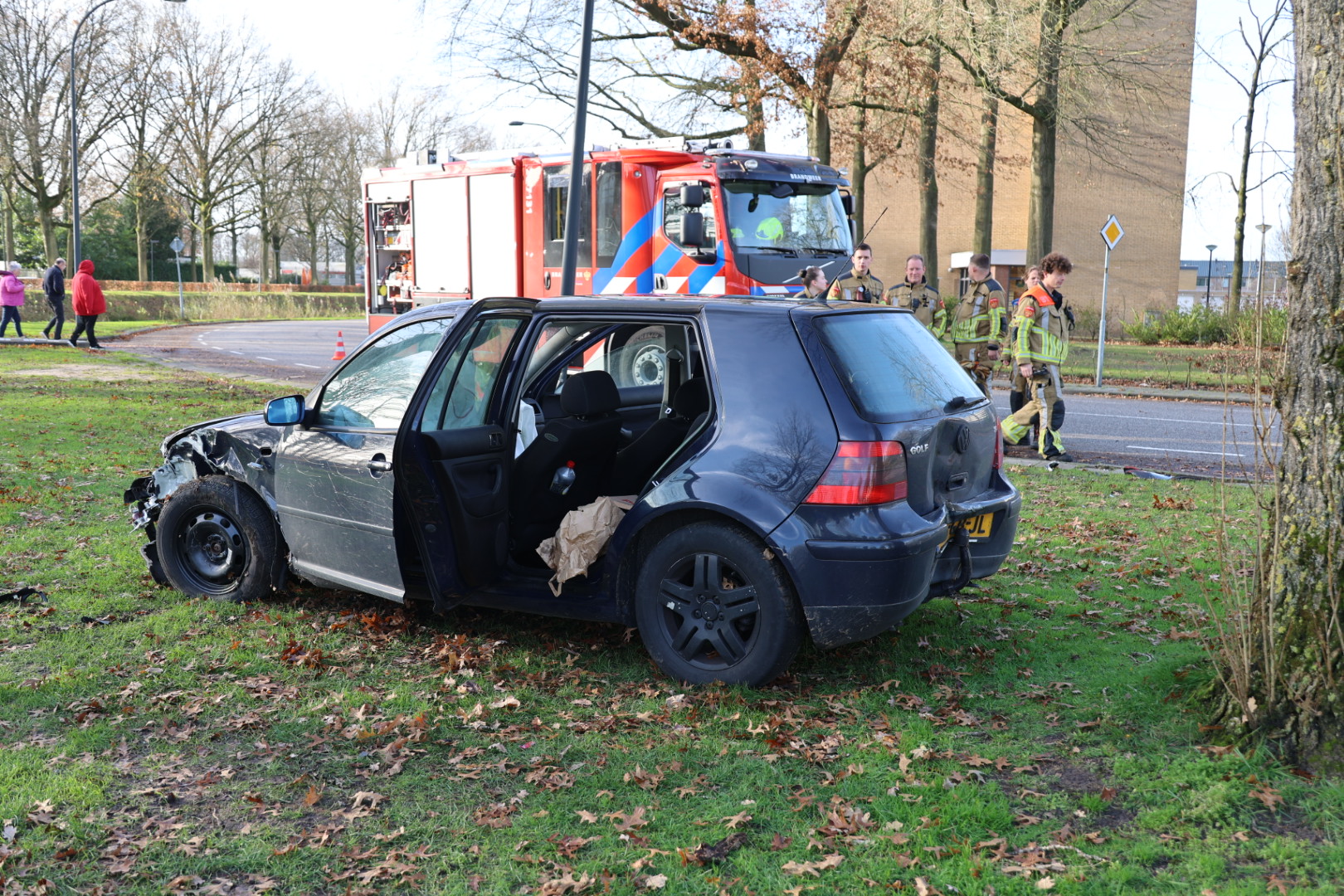 Inzittenden vluchten na ongeval, politie doet onderzoek