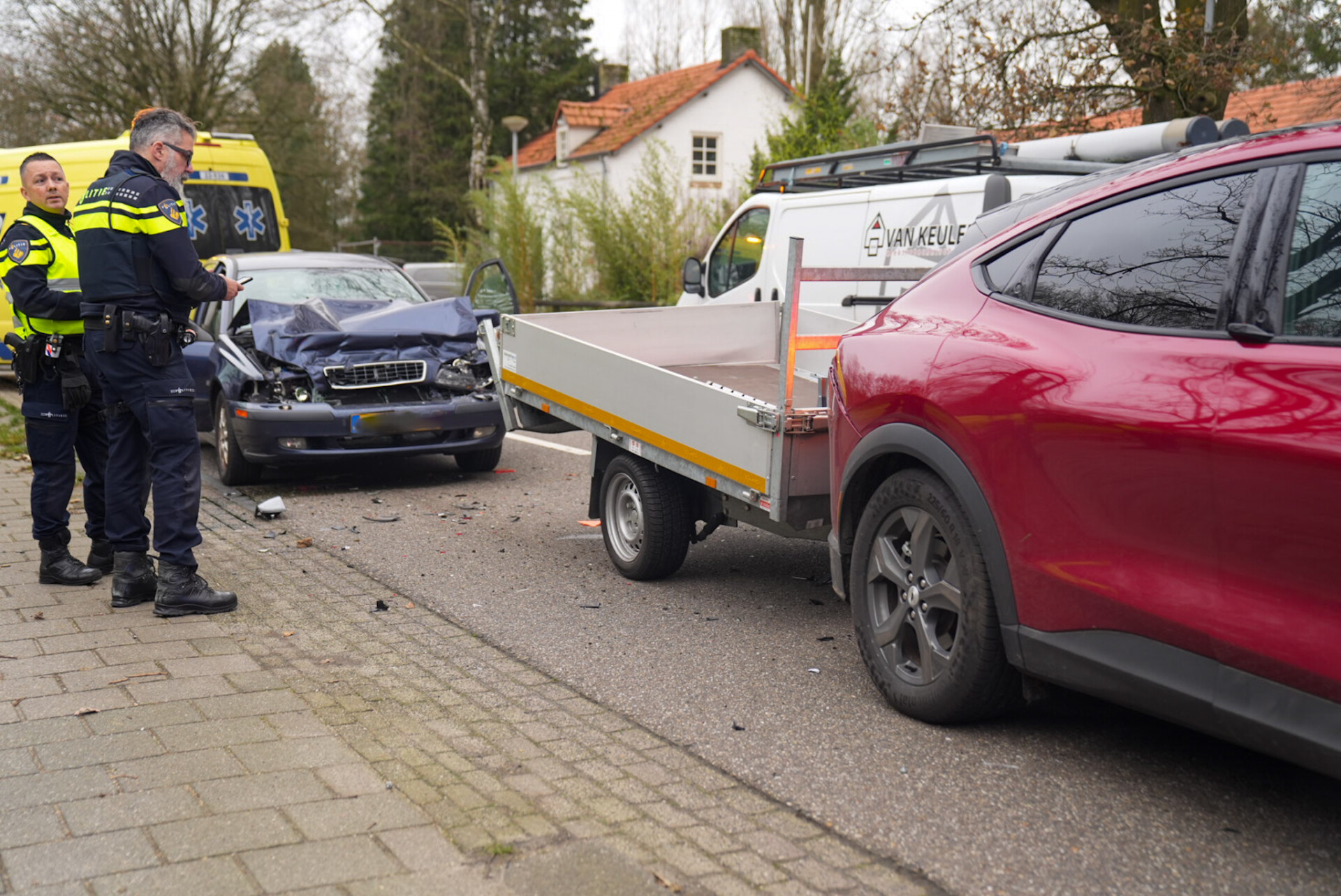 Automobilist botst op aanhanger en raakt gewond - 112Brabant