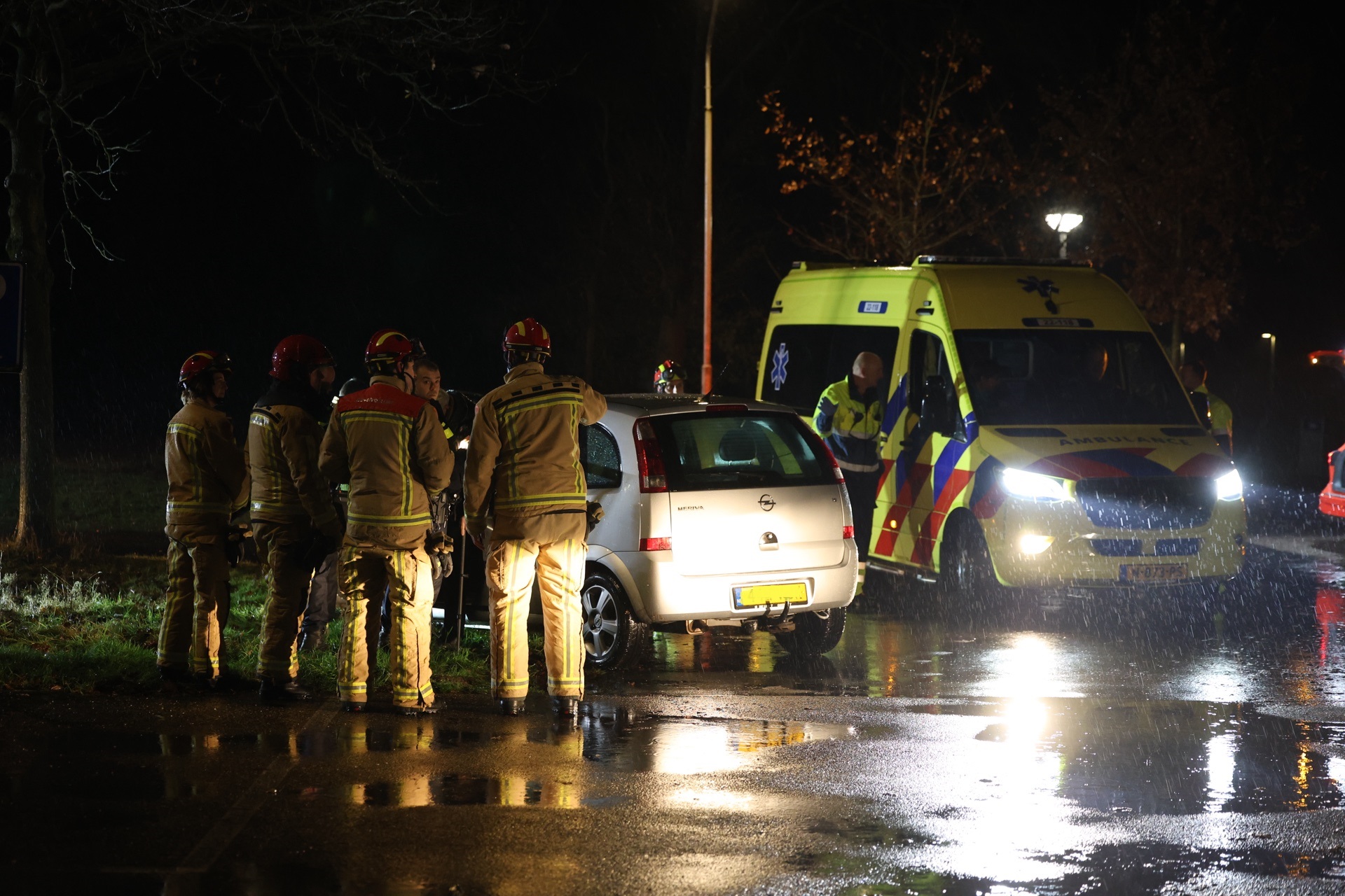 Brandweer trekt auto uit sloot na eenzijdig ongeval