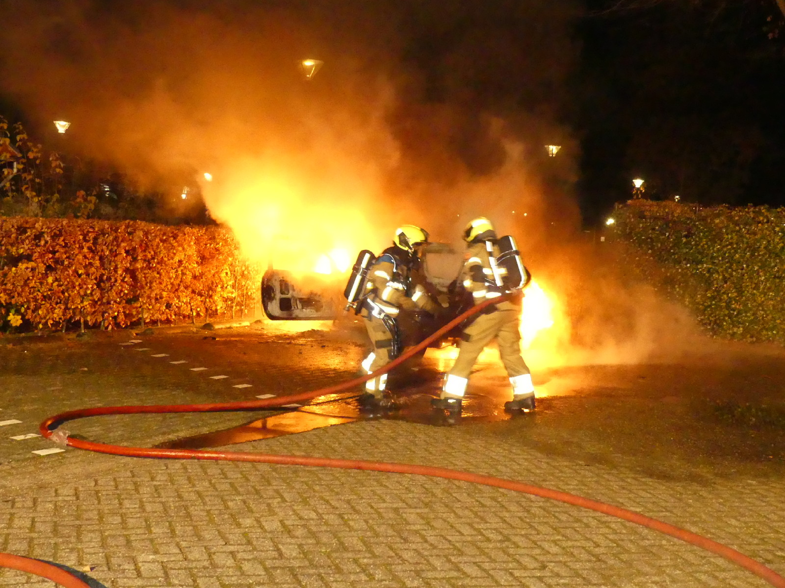 Auto zwaar beschadigd door brand, mogelijk brandstichting