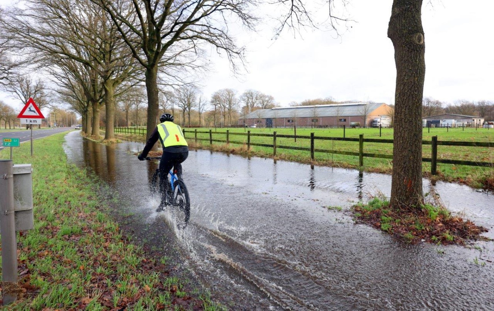 Fietspad onder water door overgelopen sloten