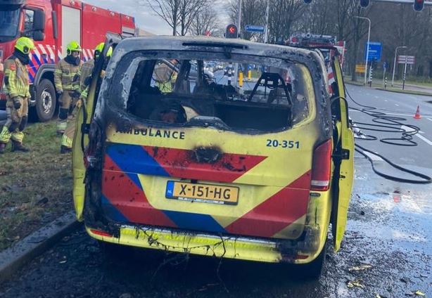 Ambulance vliegt in brand tijdens proefrit