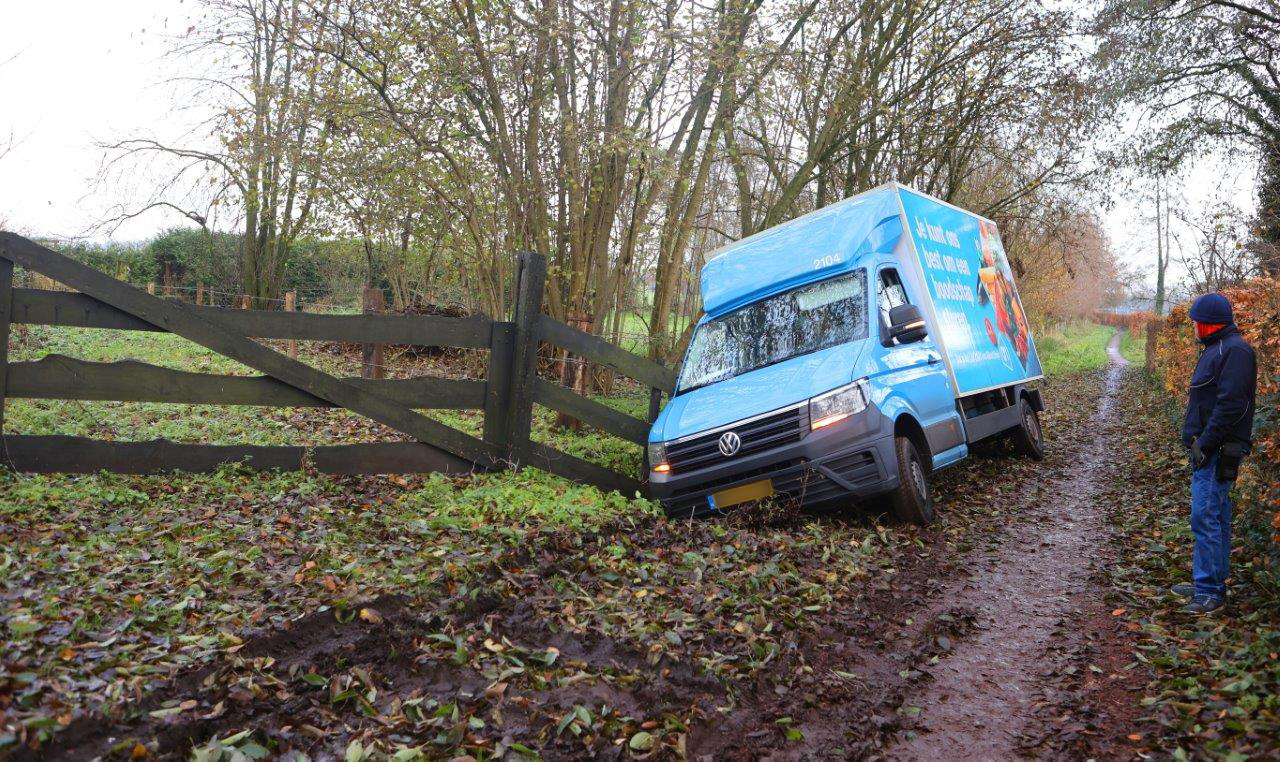 Bezorgbusje van Albert Heijn belandt door navigatie in sloot