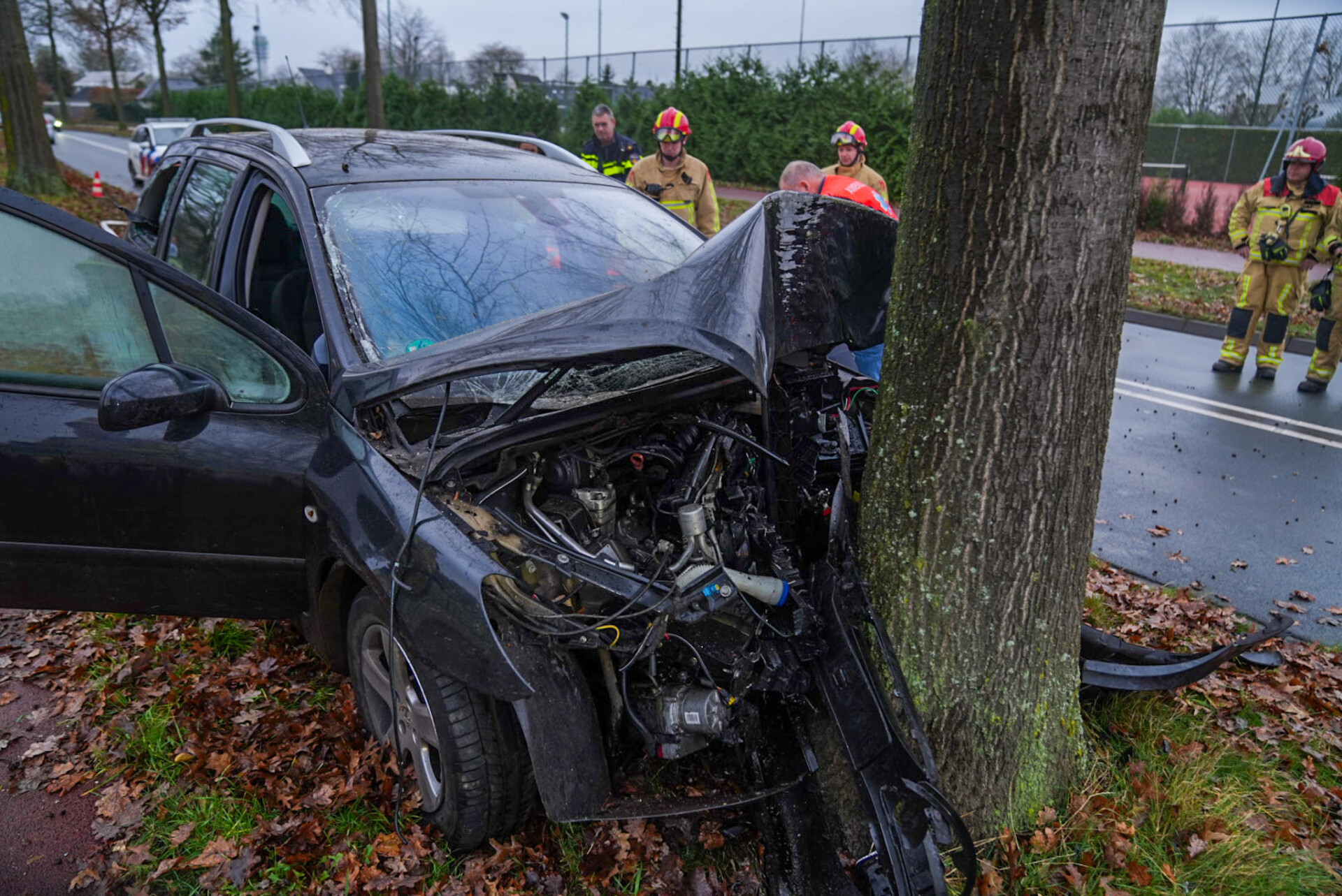 Man raakt lichtmast en boom bij eenzijdig ongeval