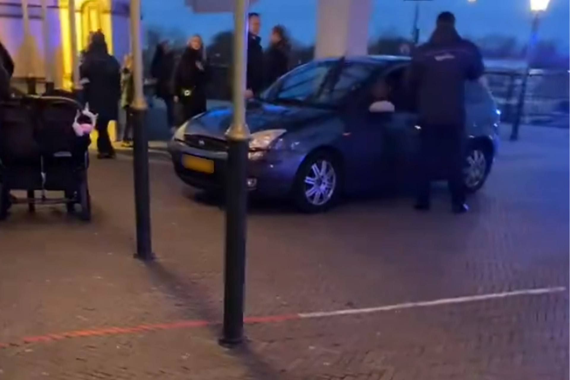 Man (25) rijdt onder invloed entreegebouw Efteling binnen