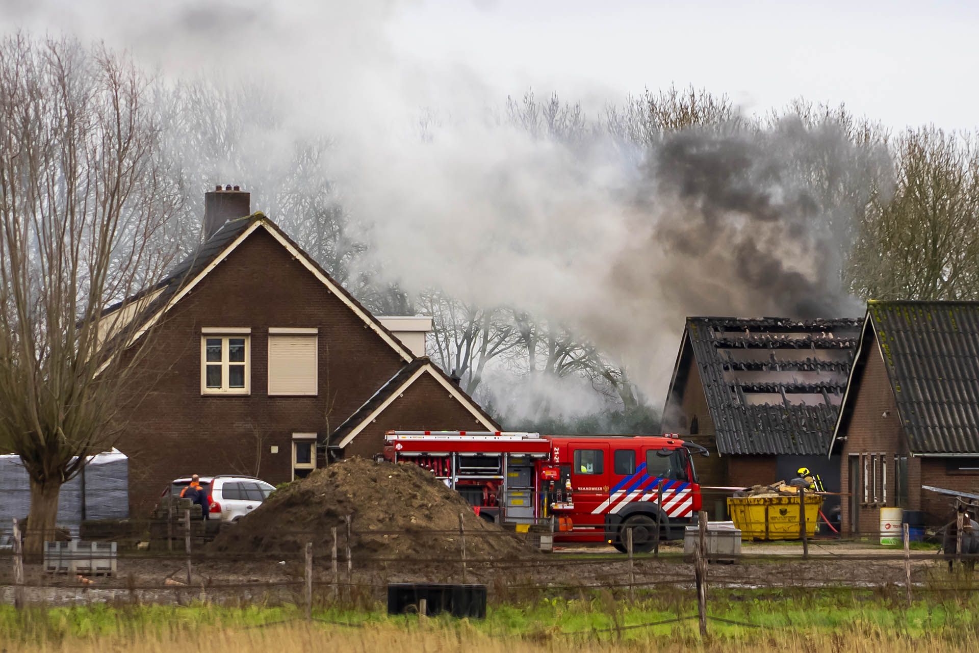 Brand in schuur met dierenhotel, honden in veiligheid gebracht