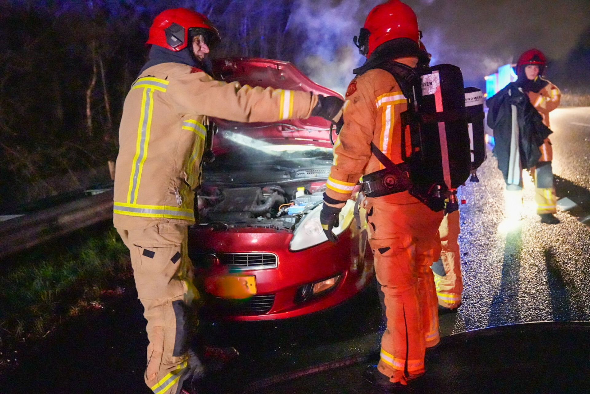 Auto vliegt tijdens het rijden in brand op de snelweg