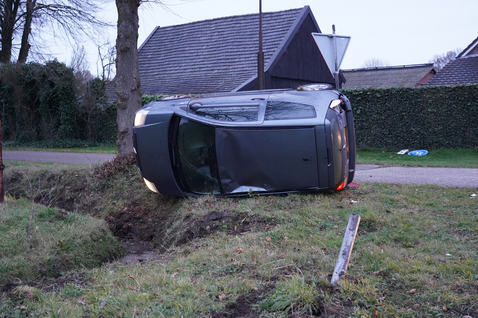 Auto belandt op de zijkant bij eenzijdig ongeval