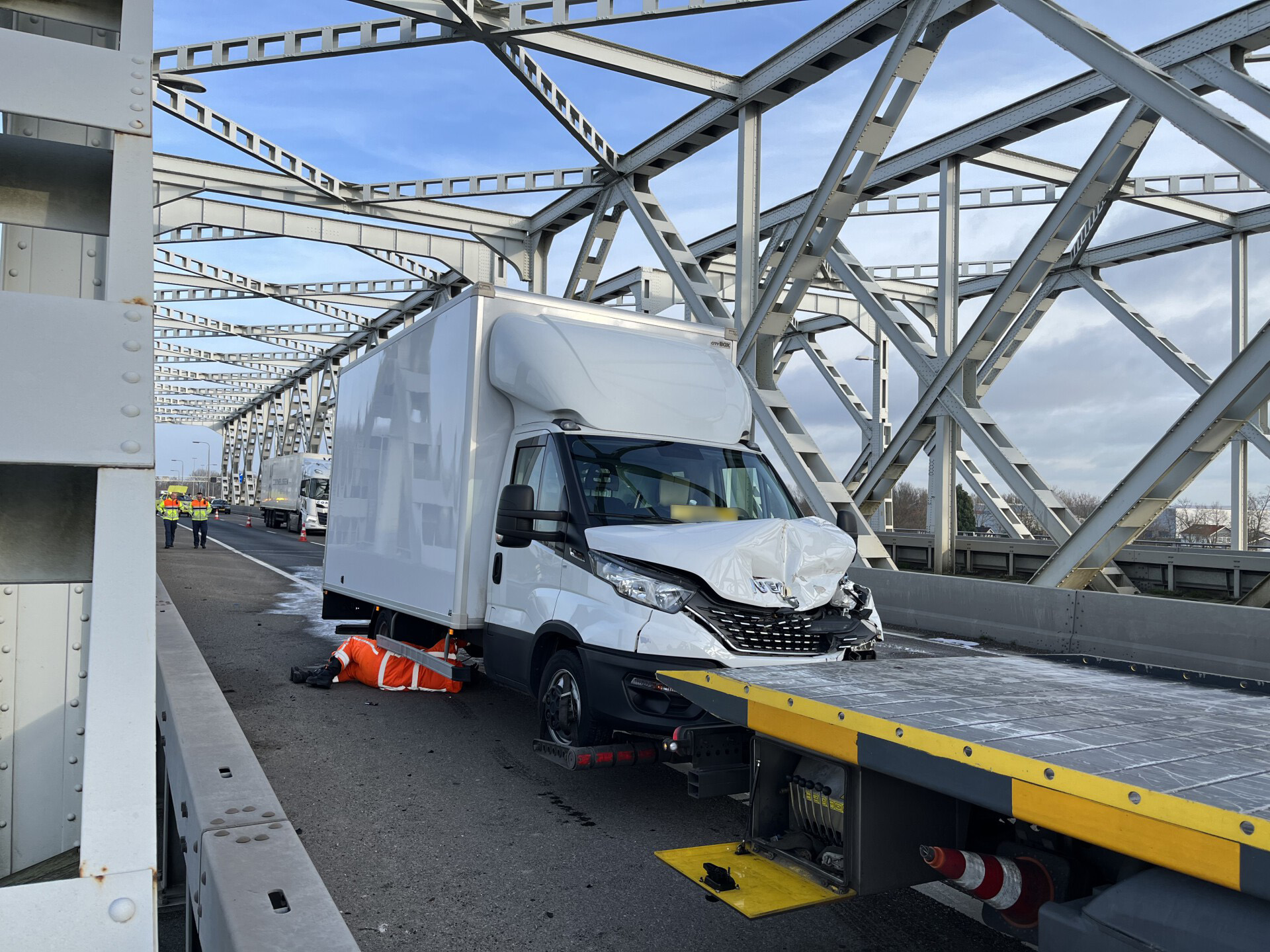 Snelweg dicht na ongeval met vrachtwagens