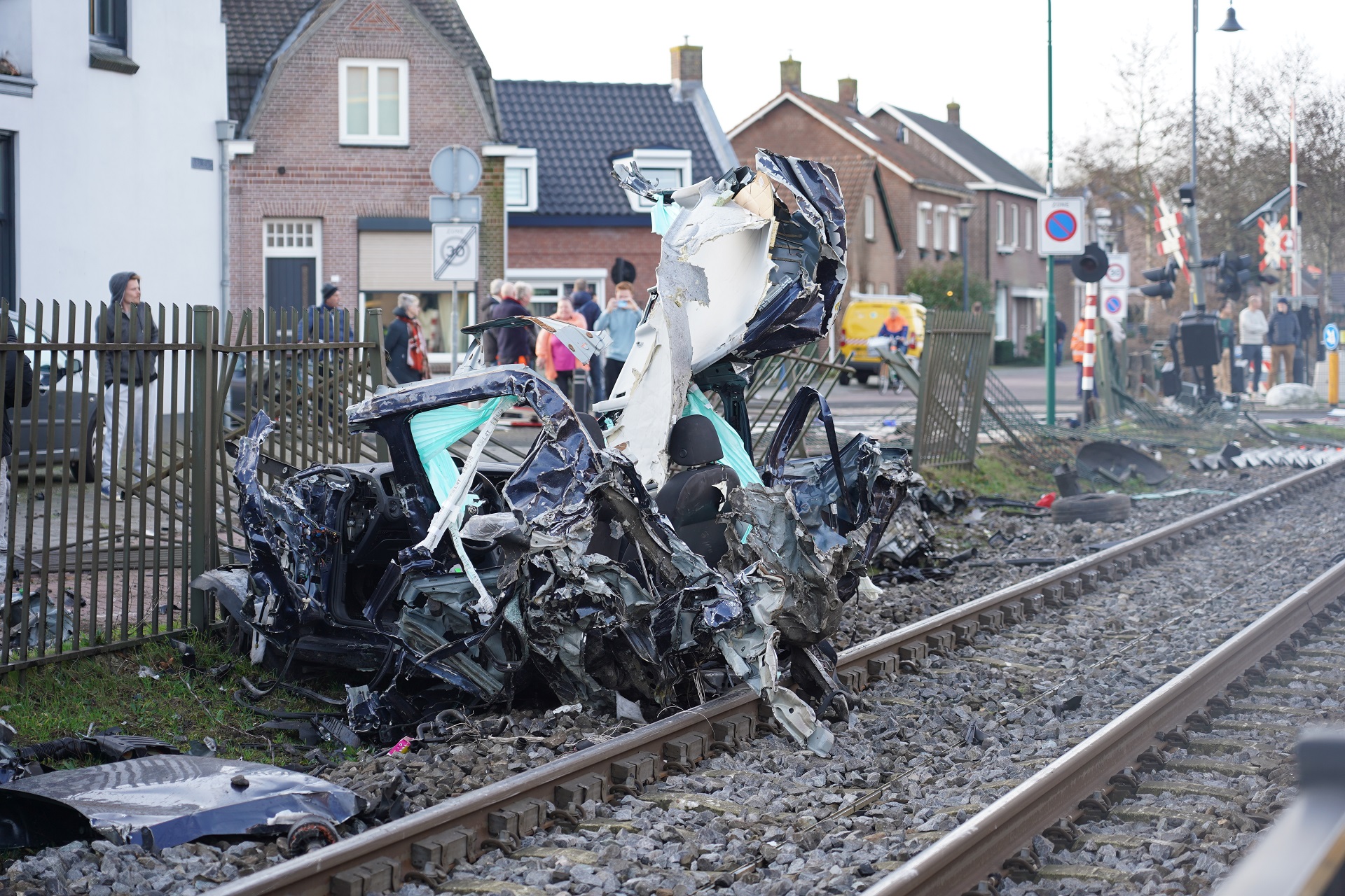 FOTO’S: Trein ramt auto bij het station, grote ravage