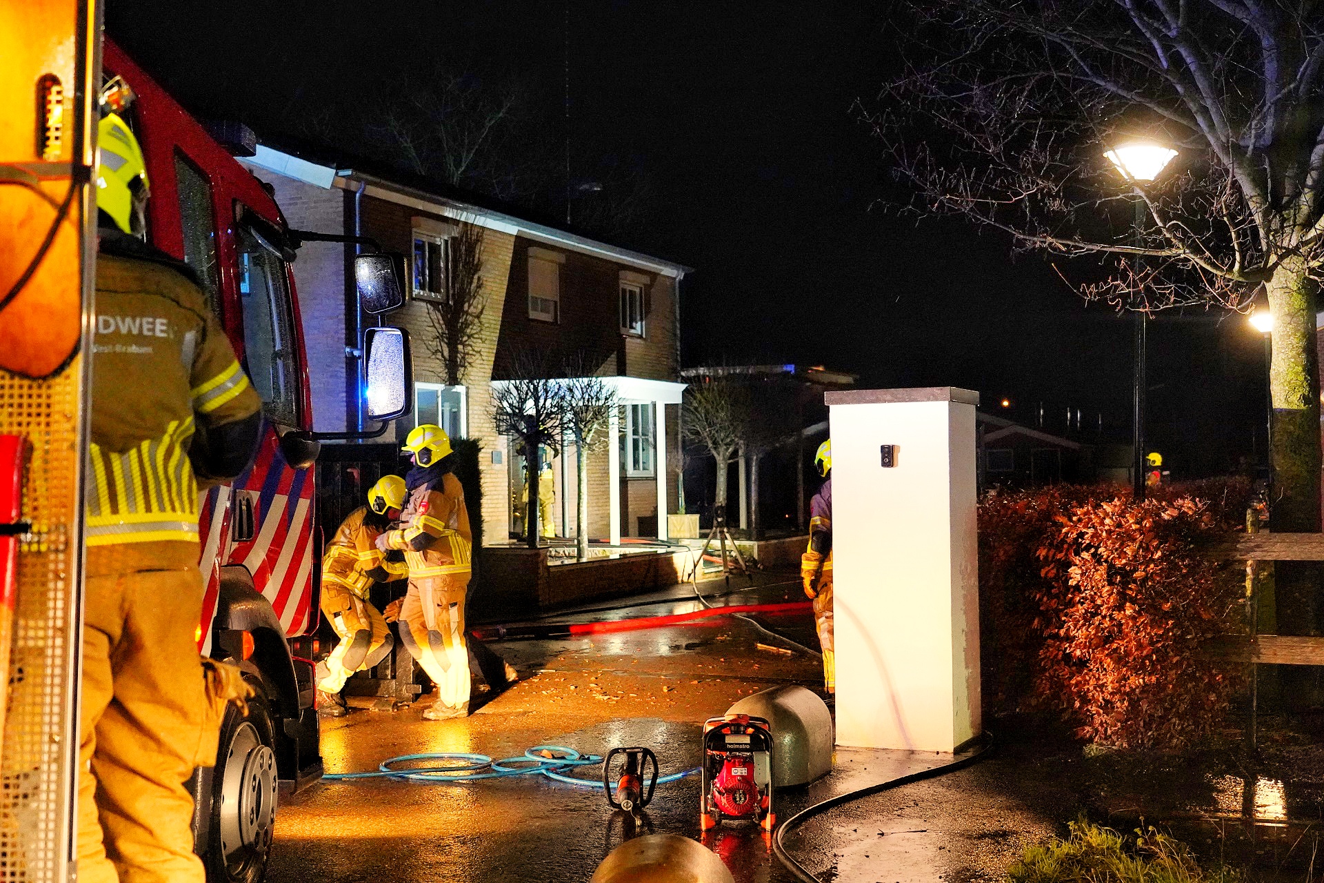 Brand bij afdak tegen woning