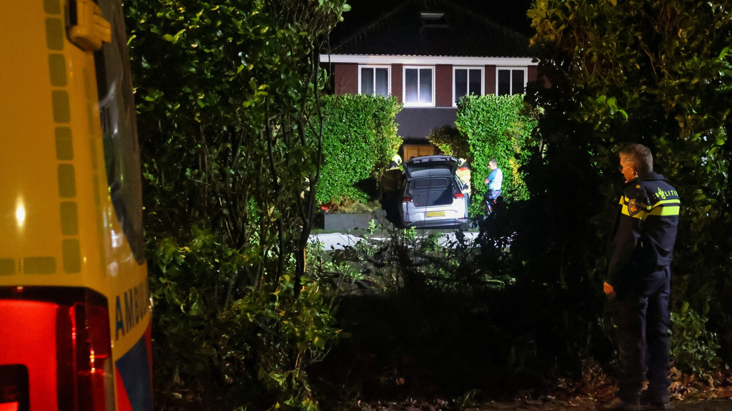 Auto vliegt over zwembad en crasht in tuin na ongeval